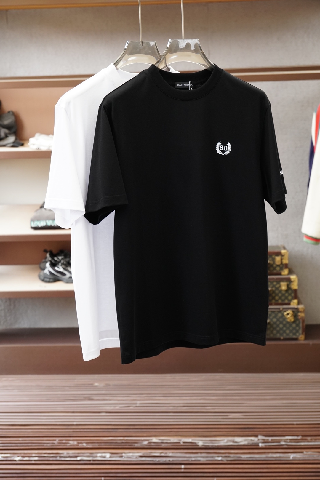 NO:776508,Balenciaga/2026 spring and summer new short-sleeved T-shirts for men and women!  Fashionable and casual short-sleeved T-shirt!  Letter logo pattern embroidery design on the chest!  It is highly designed and selected from 260g pure cotton fabrics supplied by customers. It feels soft and skin-friendly, comfortable and breathable. The real thing will definitely make you fall in love with it!  The round neck cut with loose shoulders and dropped shoulders, non-sexist style for couples to wear together, opens up a new fashion style!  Distinguish the market version of the high-definition series!  Size M-3XL,,balenciaga,T-shirt,tees,t-shirt,19860909巴黎世家/2026春夏新款男女同款短袖T恤！时尚休闲短袖T恤衫！胸前字母logo图案刺绣设计！极具设计精选客供260g纯棉面料,手感柔软亲肤,着身舒适透气性都无法挑剔,实物绝对会让你爱不释手！宽松小落肩的圆领版型裁剪,无性别主义的情侣混穿款式,打开全新的时装新韵味！区别市场版本高定系列！尺码M-3XL,,balenciaga,T-shirt,tees，t-shirt,,Men's clothing