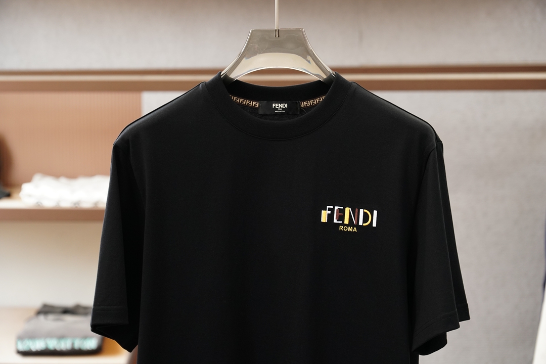 Fendi芬迪-2026春夏新款男女同款👫短袖T恤！时尚休闲短袖T恤衫！胸前字母logo图案刺绣设计！极
