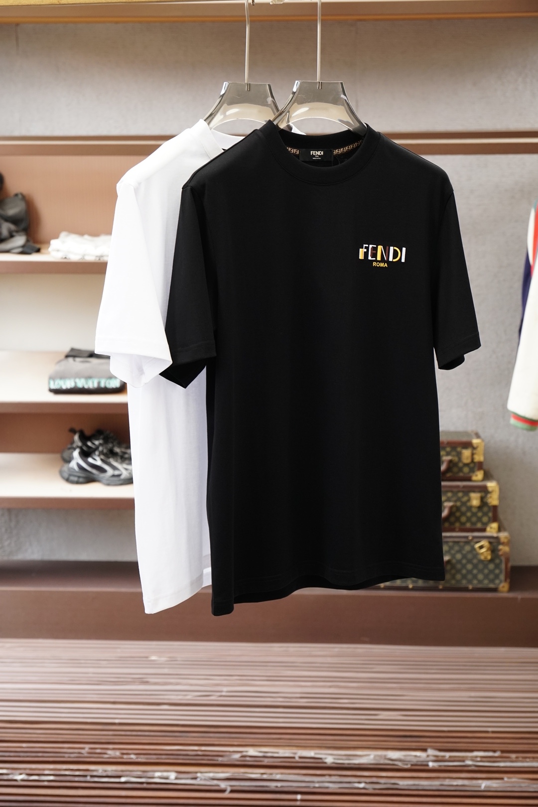 NO:776487,Fendi Fendi-2026 spring and summer new short-sleeved T-shirts for men and women!  Fashionable and casual short-sleeved T-shirt!  Letter logo pattern embroidery design on the chest!  It is highly designed and selected from 260g pure cotton fabrics supplied by customers. It feels soft and skin-friendly, comfortable and breathable. The real thing will definitely make you fall in love with it!  The round neck cut with loose shoulders and dropped shoulders, non-sexist style for couples to wear together, opens up a new fashion style!  Distinguish the market version of the high-definition series!  Size M-3XL,,fendi,fendi,T-shirt,tees,t-shirt,19860909Fendi芬迪-2026春夏新款男女同款短袖T恤！时尚休闲短袖T恤衫！胸前字母logo图案刺绣设计！极具设计精选客供260g纯棉面料,手感柔软亲肤,着身舒适透气性都无法挑剔,实物绝对会让你爱不释手！宽松小落肩的圆领版型裁剪,无性别主义的情侣混穿款式,打开全新的时装新韵味！区别市场版本高定系列！尺码M-3XL,,fendi,fendi,T-shirt,tees，t-shirt,,Men's clothing