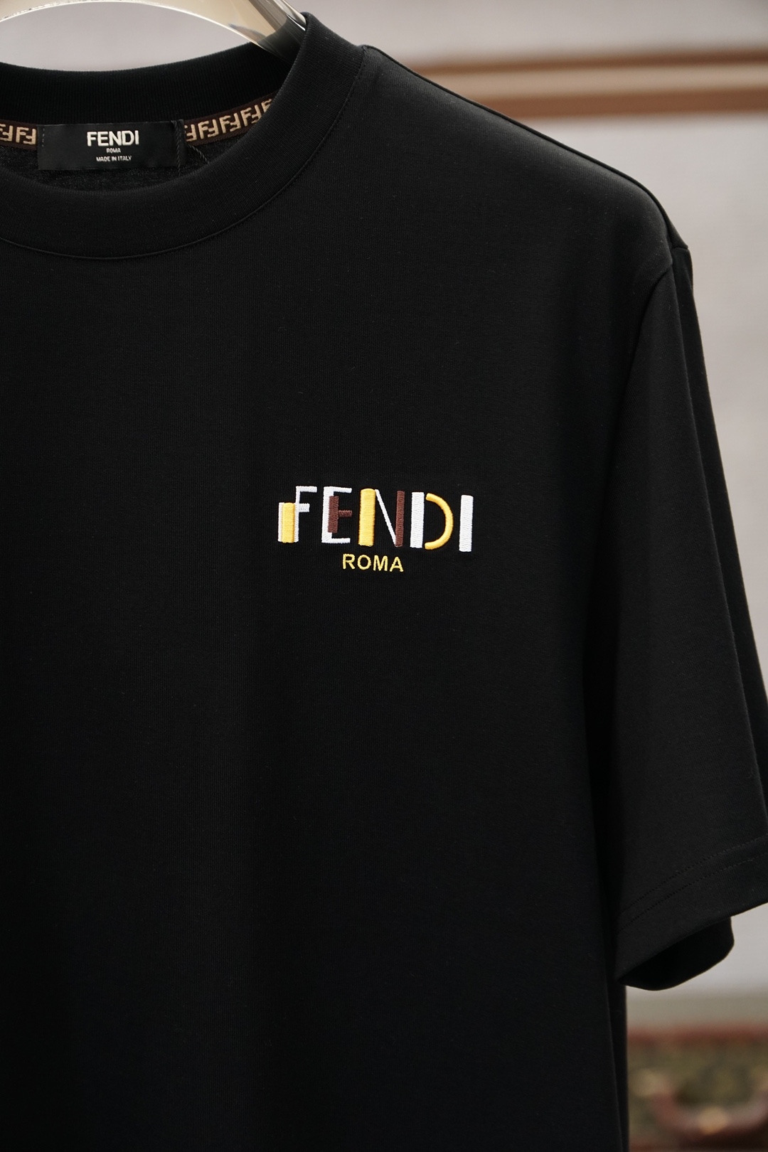 Fendi芬迪-2026春夏新款男女同款👫短袖T恤！时尚休闲短袖T恤衫！胸前字母logo图案刺绣设计！极