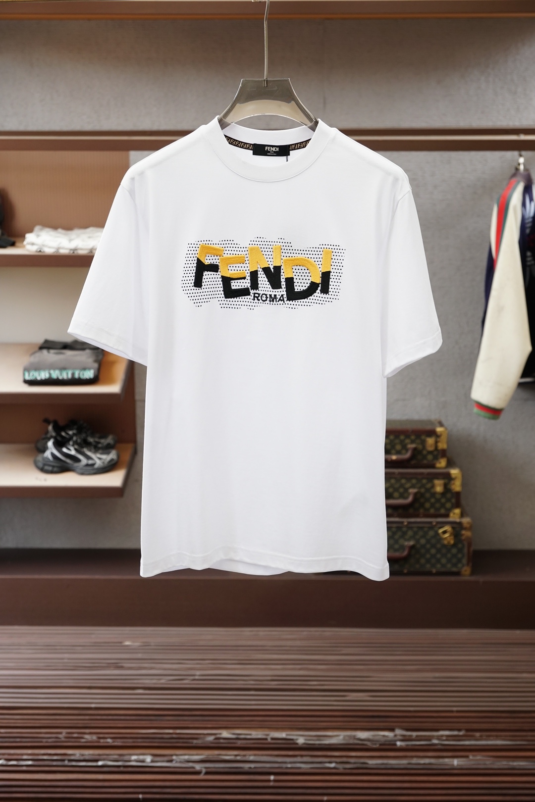 NO:776477,Fendi Fendi-2026 spring and summer new short-sleeved T-shirts for men and women!  Fashionable and casual short-sleeved T-shirt!  Letter logo pattern embroidery design on the chest!  It is highly designed and selected from 260g pure cotton fabrics supplied by customers. It feels soft and skin-friendly, comfortable and breathable. The real thing will definitely make you fall in love with it!  The round neck cut with loose shoulders and dropped shoulders, non-sexist style for couples to wear together, opens up a new fashion style!  Distinguish the market version of the high-definition series!  Size M-3XL,,fendi,fendi,T-shirt,tees,t-shirt,19860909Fendi芬迪-2026春夏新款男女同款短袖T恤！时尚休闲短袖T恤衫！胸前字母logo图案刺绣设计！极具设计精选客供260g纯棉面料,手感柔软亲肤,着身舒适透气性都无法挑剔,实物绝对会让你爱不释手！宽松小落肩的圆领版型裁剪,无性别主义的情侣混穿款式,打开全新的时装新韵味！区别市场版本高定系列！尺码M-3XL,,fendi,fendi,T-shirt,tees，t-shirt,,Men's clothing