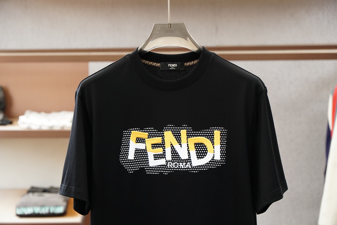 Fendi芬迪-2026春夏新款男女同款👫短袖T恤！时尚休闲短袖T恤衫！胸前字母logo图案刺绣设计！极
