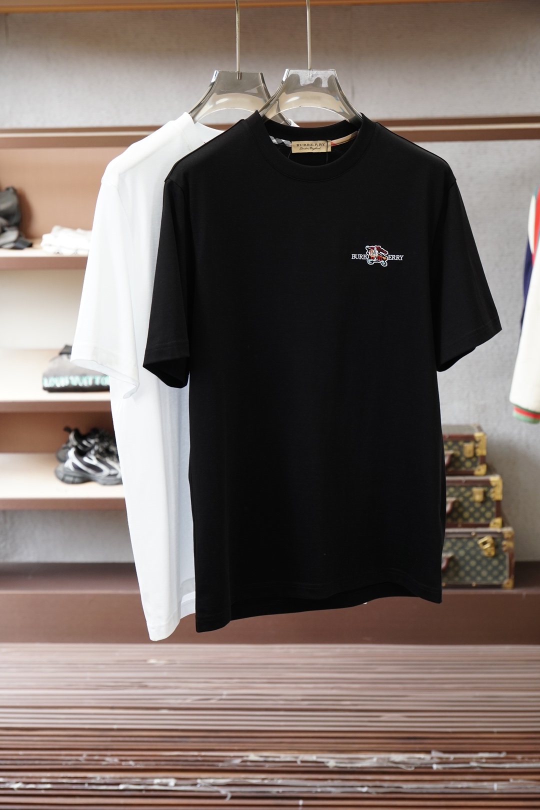 NO:776482,BBR Burberry/2026 spring and summer new short-sleeved T-shirts for men and women!  Fashionable and casual short-sleeved T-shirt!  Letter logo pattern embroidery design on the chest!  It is highly designed and selected from 260g pure cotton fabrics supplied by customers. It feels soft and skin-friendly, comfortable and breathable. The real thing will definitely make you fall in love with it!  The round neck cut with loose shoulders and dropped shoulders, non-sexist style for couples to wear together, opens up a new fashion style!  Distinguish the market version of the high-definition series!  Size M-3XL,,burberry,T-shirt,tees,t-shirt,19860909BBR巴宝莉/2026春夏新款男女同款短袖T恤！时尚休闲短袖T恤衫！胸前字母logo图案刺绣设计！极具设计精选客供260g纯棉面料,手感柔软亲肤,着身舒适透气性都无法挑剔,实物绝对会让你爱不释手！宽松小落肩的圆领版型裁剪,无性别主义的情侣混穿款式,打开全新的时装新韵味！区别市场版本高定系列！尺码M-3XL,,burberry,T-shirt,tees，t-shirt,,Men's clothing