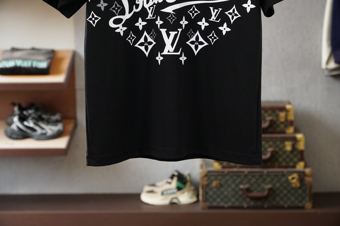 LV 路易威登，2026ss圆领短袖；时尚印花奢华大气，短袖T恤采用高支双股精梳棉混纺面料，领口采用高弹
