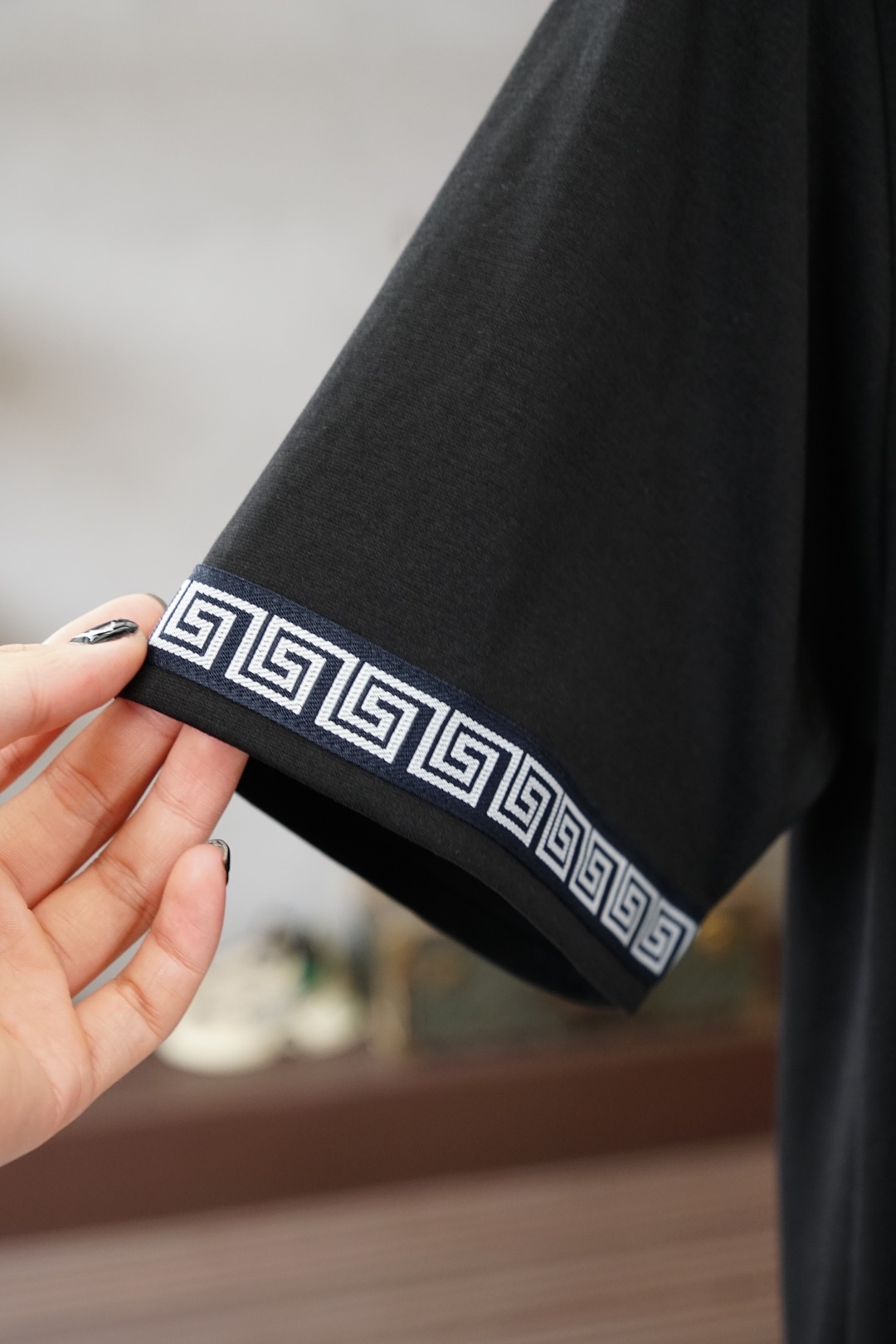 范思哲Versace-2026ss圆领时尚短T，胸前袖子刺绣Logo，短袖T恤采用高支双股精梳棉混纺面料