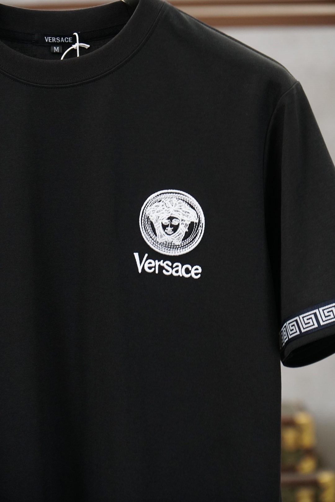 范思哲Versace-2026ss圆领时尚短T，胸前袖子刺绣Logo，短袖T恤采用高支双股精梳棉混纺面料