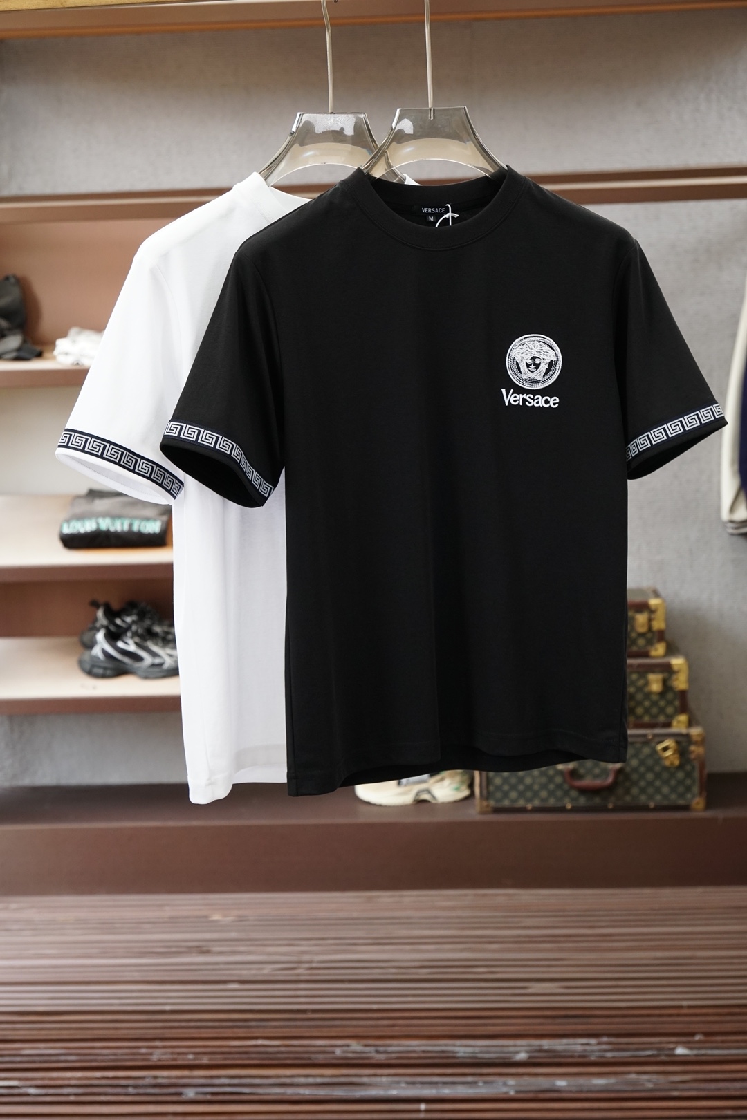 范思哲Versace-2026ss圆领时尚短T，胸前袖子刺绣Logo，短袖T恤采用高支双股精梳棉混纺面料