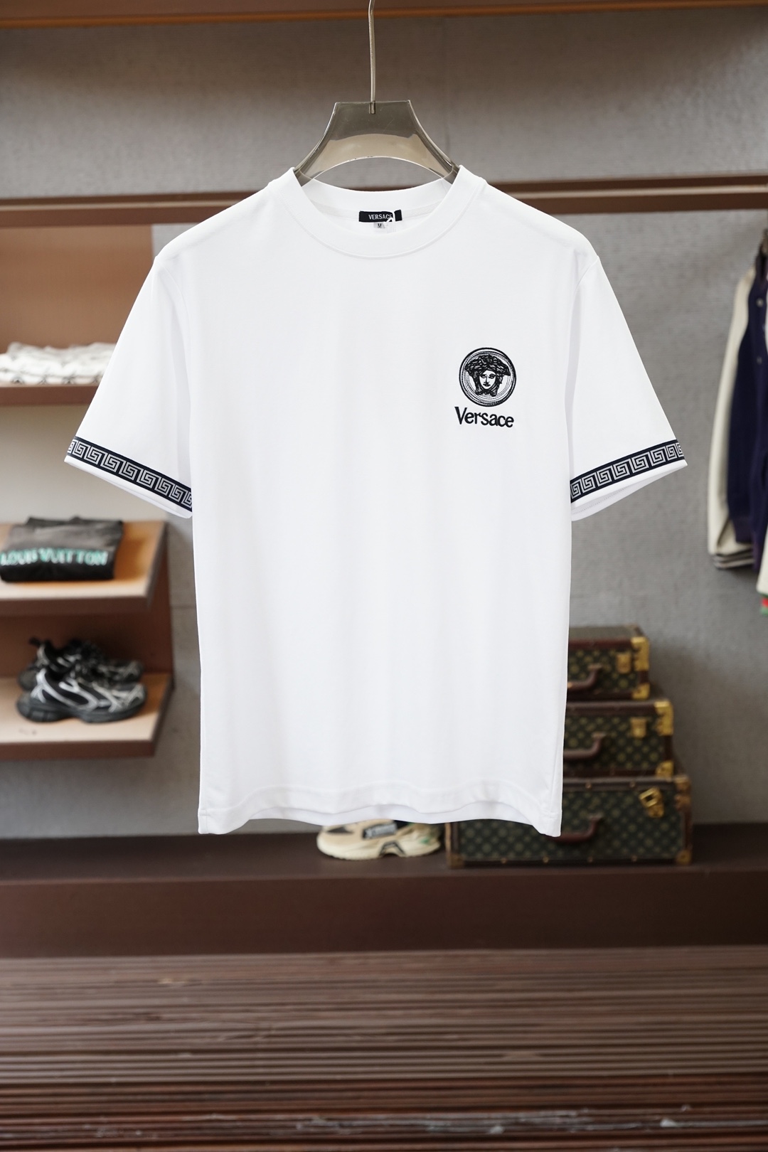 范思哲Versace-2026ss圆领时尚短T，胸前袖子刺绣Logo，短袖T恤采用高支双股精梳棉混纺面料