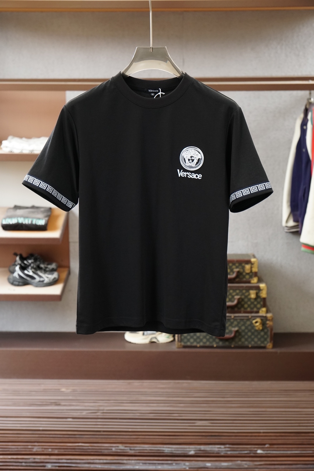 范思哲Versace-2026ss圆领时尚短T，胸前袖子刺绣Logo，短袖T恤采用高支双股精梳棉混纺面料