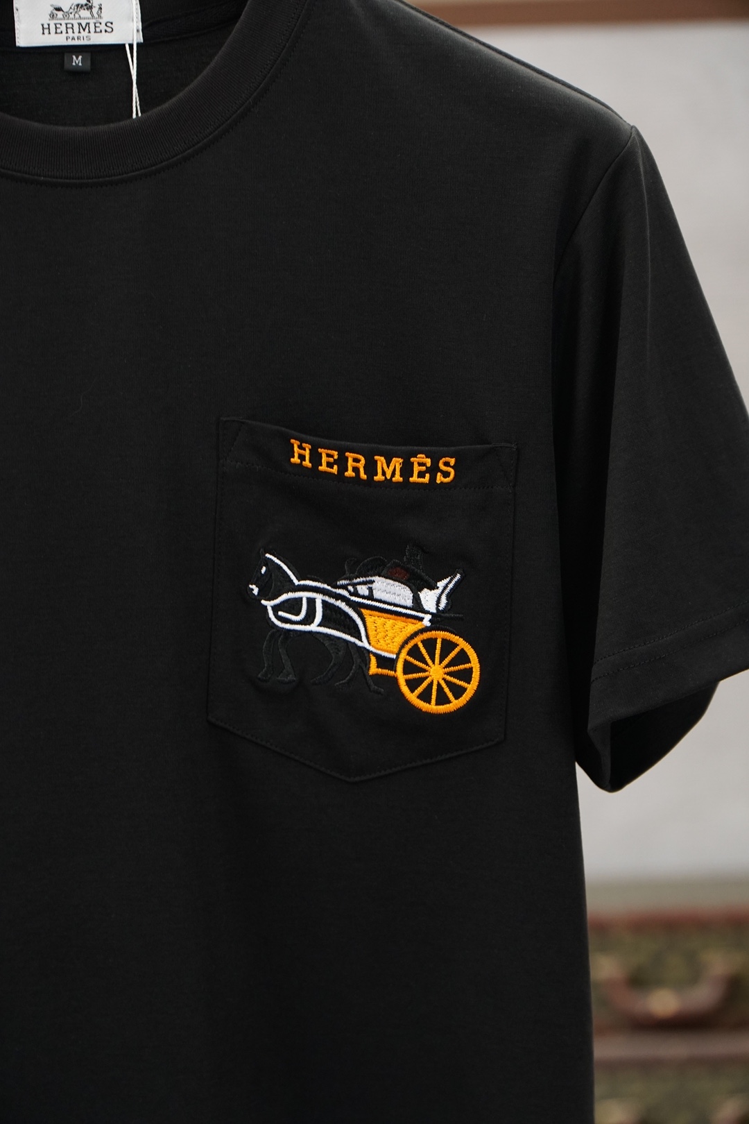 Hermes爱马仕-2026ss圆领时尚短袖，官网最新款。短袖T恤采用高支双股精梳棉纯棉面料，领口采用高