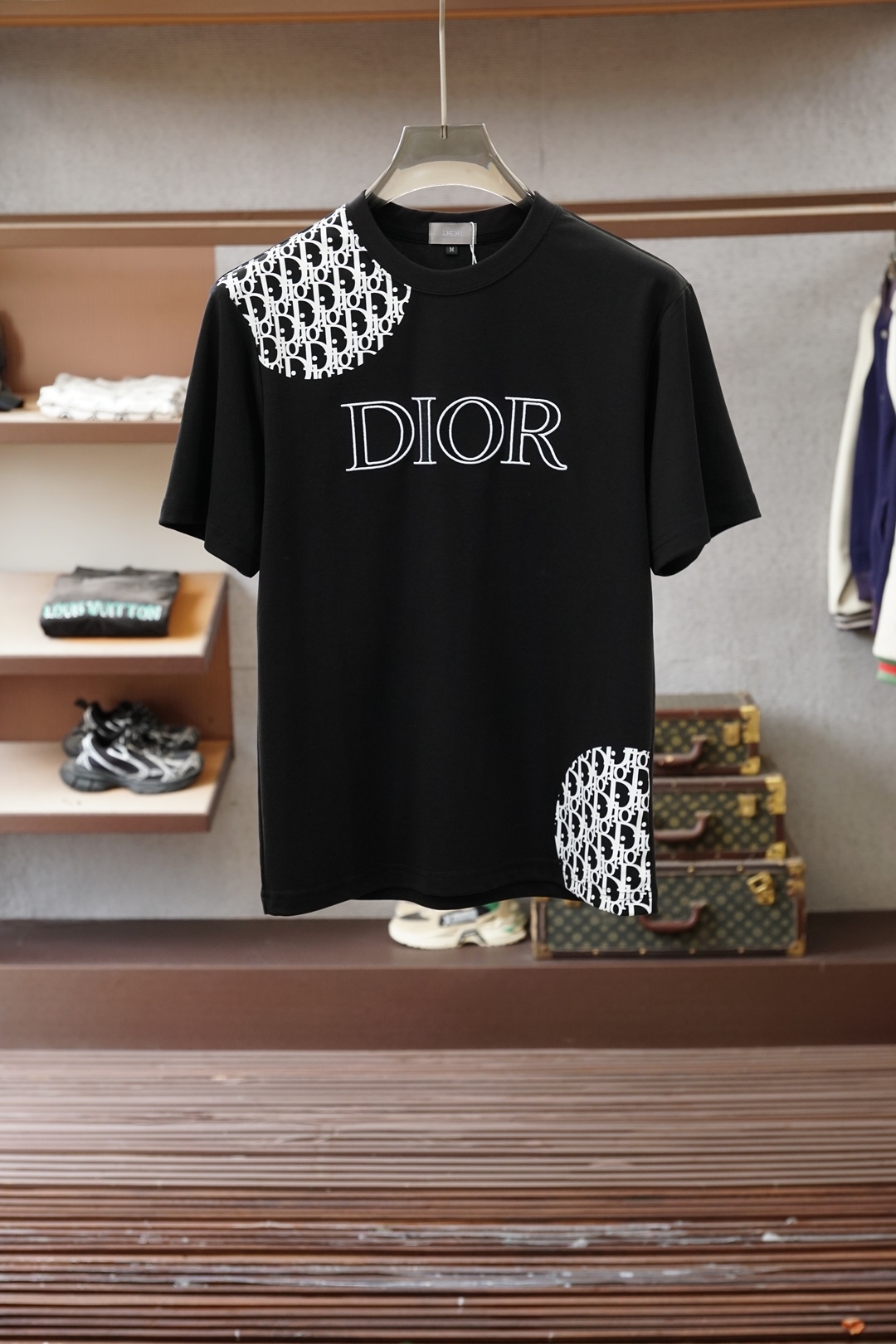 Dior迪奥/2026ss圆领时尚短袖：短袖T恤采用高支双股精梳棉纯棉面料，领口采用高弹力罗纹搭配三本针