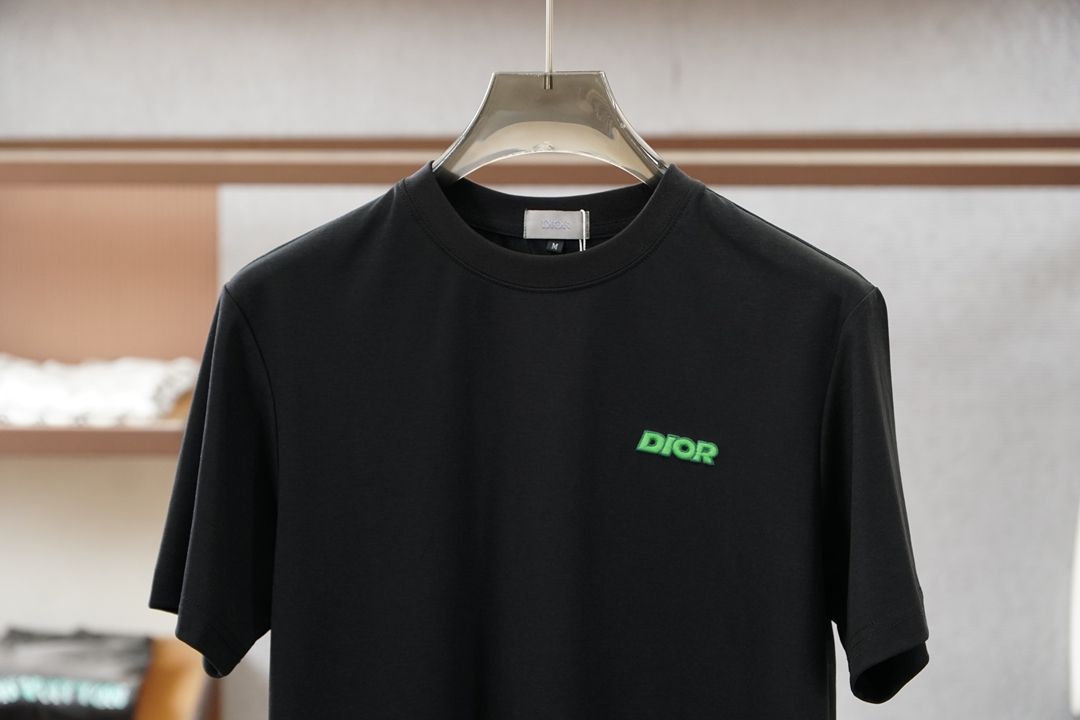 Dior迪奥/2026ss圆领时尚短袖：短袖T恤采用高支双股精梳棉纯棉面料，领口采用高弹力罗纹搭配三本针