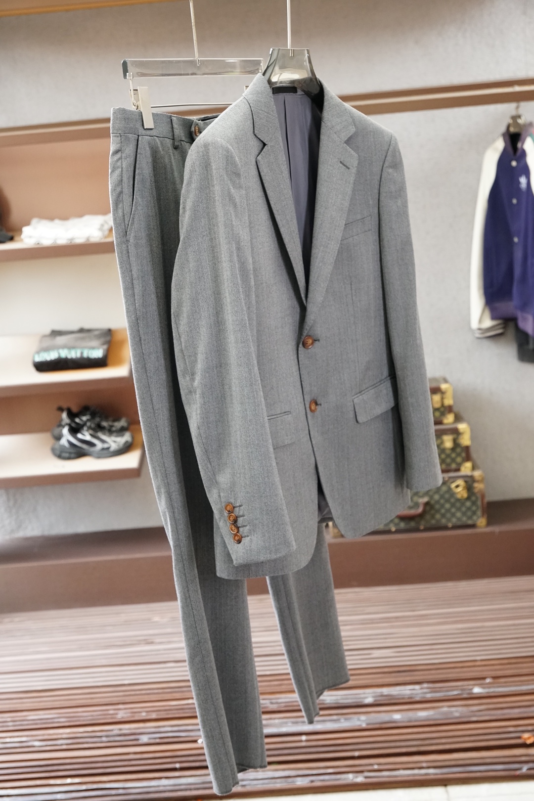 ，一套经典之选】loro Piana诺悠翩雅经典西服2件套，采用后背双开叉，半麻衬工艺，彰显绅士风格，也