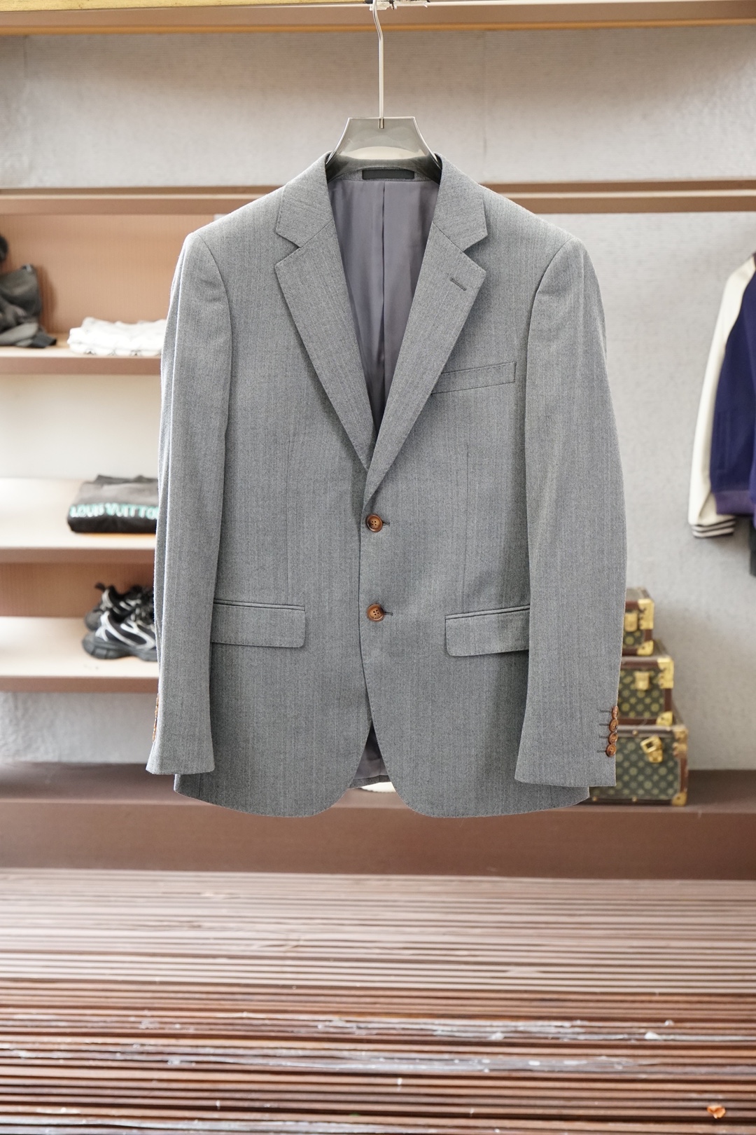，一套经典之选】loro Piana诺悠翩雅经典西服2件套，采用后背双开叉，半麻衬工艺，彰显绅士风格，也