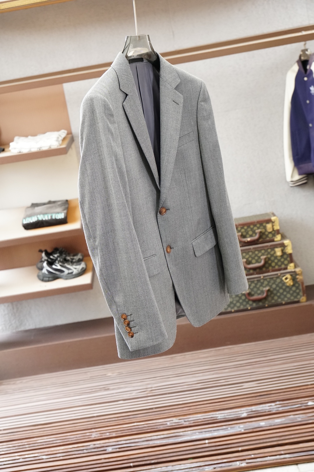 ，一套经典之选】loro Piana诺悠翩雅经典西服2件套，采用后背双开叉，半麻衬工艺，彰显绅士风格，也
