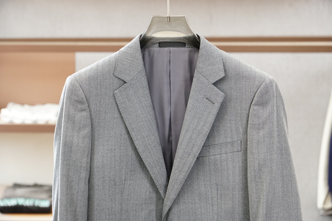 ，一套经典之选】loro Piana诺悠翩雅经典西服2件套，采用后背双开叉，半麻衬工艺，彰显绅士风格，也