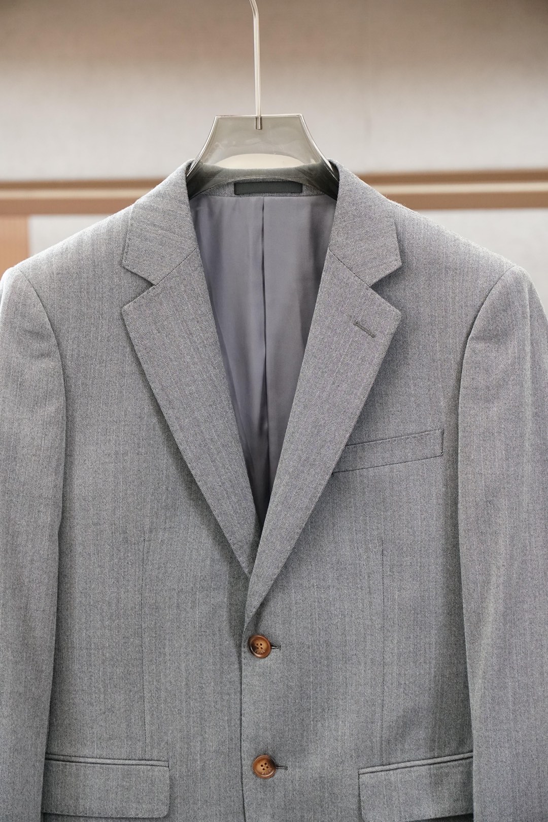 ，一套经典之选】loro Piana诺悠翩雅经典西服2件套，采用后背双开叉，半麻衬工艺，彰显绅士风格，也