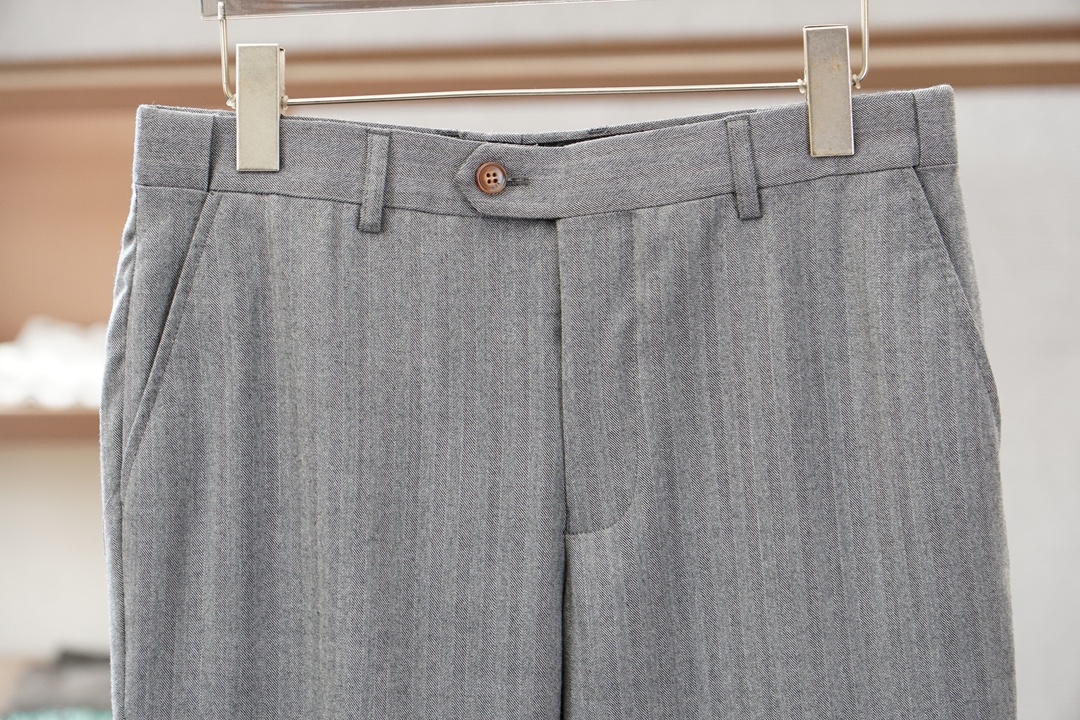 ，一套经典之选】loro Piana诺悠翩雅经典西服2件套，采用后背双开叉，半麻衬工艺，彰显绅士风格，也