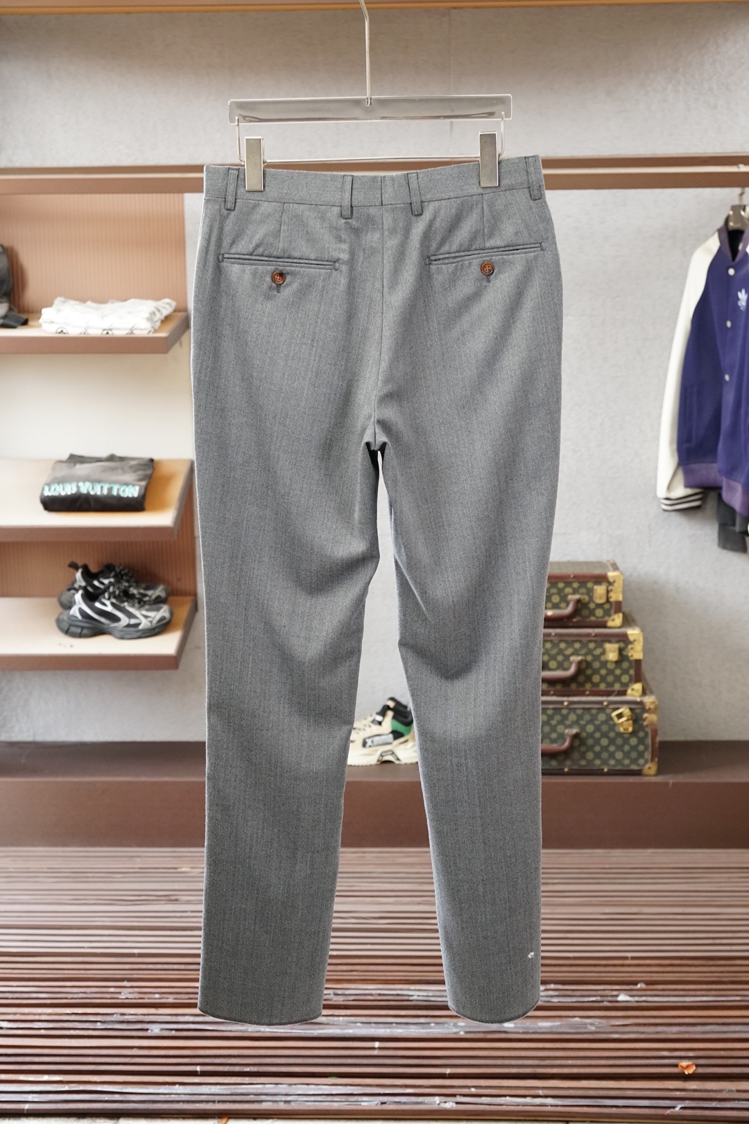，一套经典之选】loro Piana诺悠翩雅经典西服2件套，采用后背双开叉，半麻衬工艺，彰显绅士风格，也