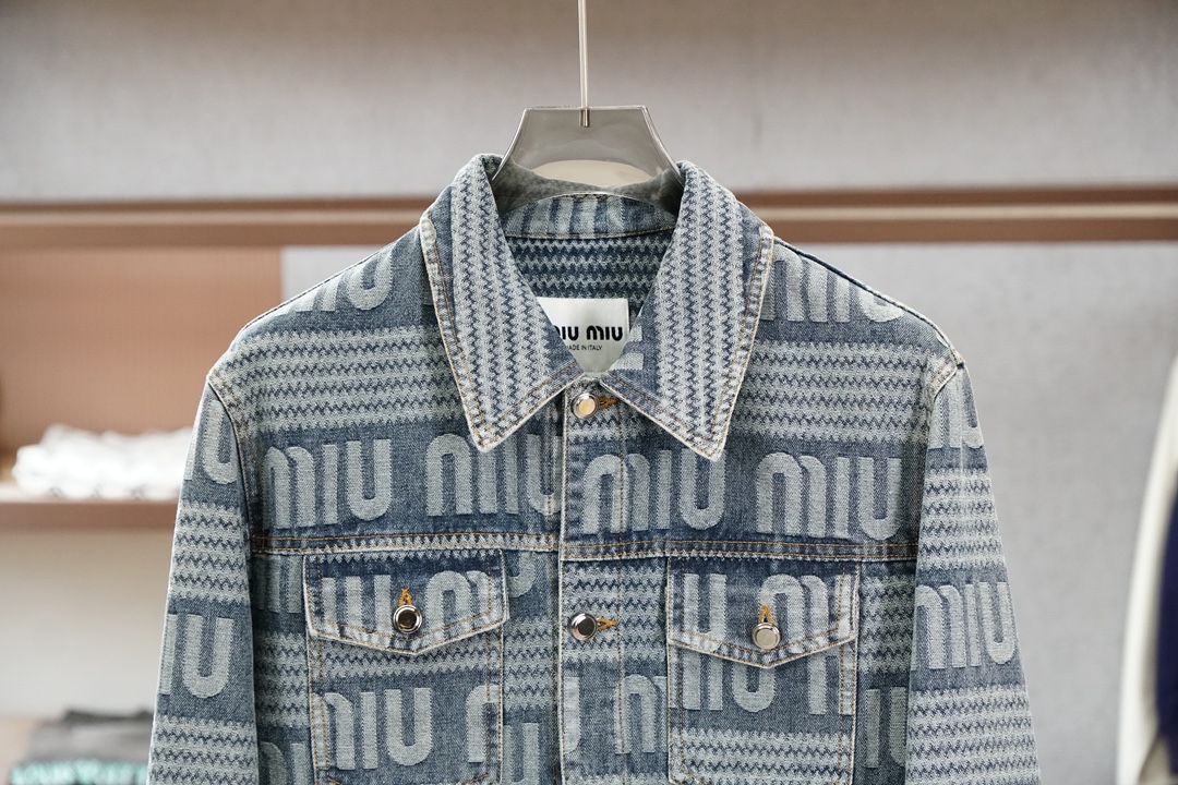 Miumiu-🤪🥸✨🪷2026早春新款牛仔外套，各路明星专爱款，1.1原版版型细节开发，五金，随意进出专
