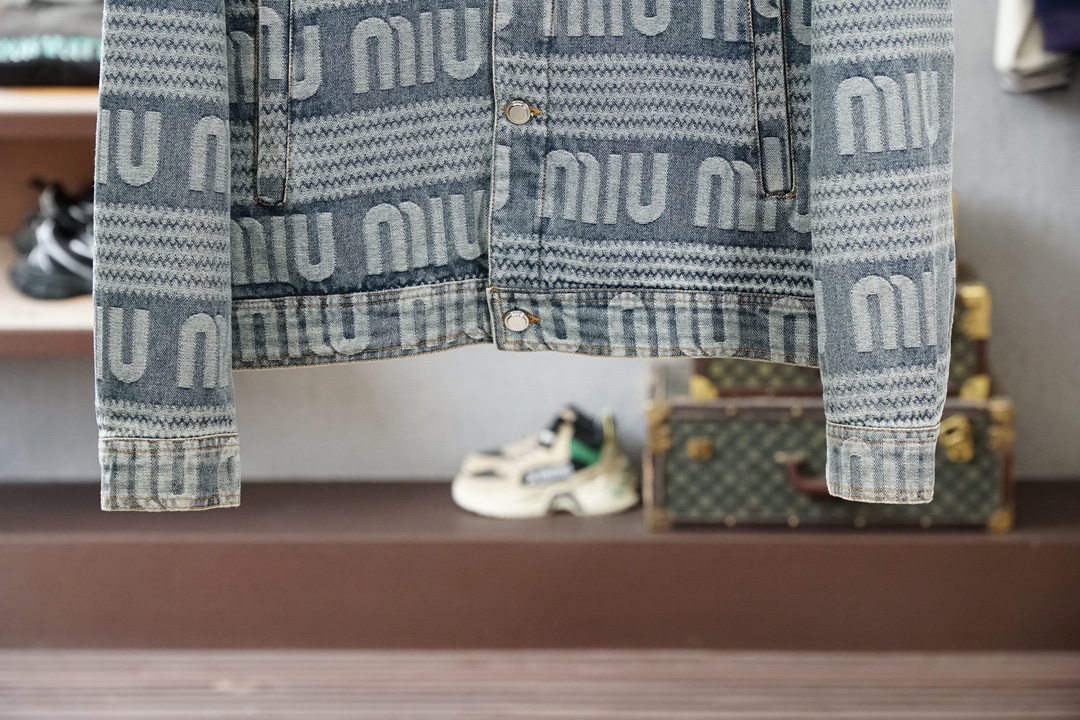 Miumiu-🤪🥸✨🪷2026早春新款牛仔外套，各路明星专爱款，1.1原版版型细节开发，五金，随意进出专