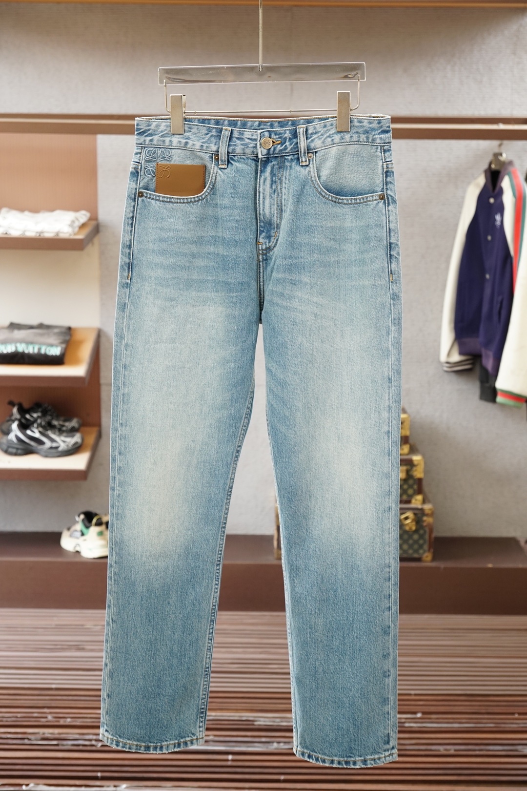 NO:833458,Loewe, 2026 washed vintage mid-rise straight jeans, made of Lycra comfortable fabric!  Slightly stretchy feel!  The overall cut is loose and neat, with a lazy and casual American retro feel. The trousers gradually relax from the thighs and are very tolerant to the leg shape. They are especially suitable for those who want to lengthen the leg lines. Whether it is daily commuting, casual outings or matching personal styles, they can be easily controlled. They are a versatile and durable 'magic trousers' item in the wardrobe. 29-38,,loewe,loewe,jeans,19860909Loewe罗意威, 2026水洗复古中腰直筒牛仔裤,面料采用莱卡舒适面料！微微带点弹力感！整体剪裁宽松利落,自带慵懒随性的美式复古感.裤型从大腿处开始逐渐放宽,对腿型包容性强,尤其适合想要拉长腿部线条、无论是日常通勤、休闲出游还是搭配个性造型,它都能轻松驾驭,是衣橱里百搭又耐看的“神裤”单品.29-38,,loewe,loewe,jeans,,Men's clothing