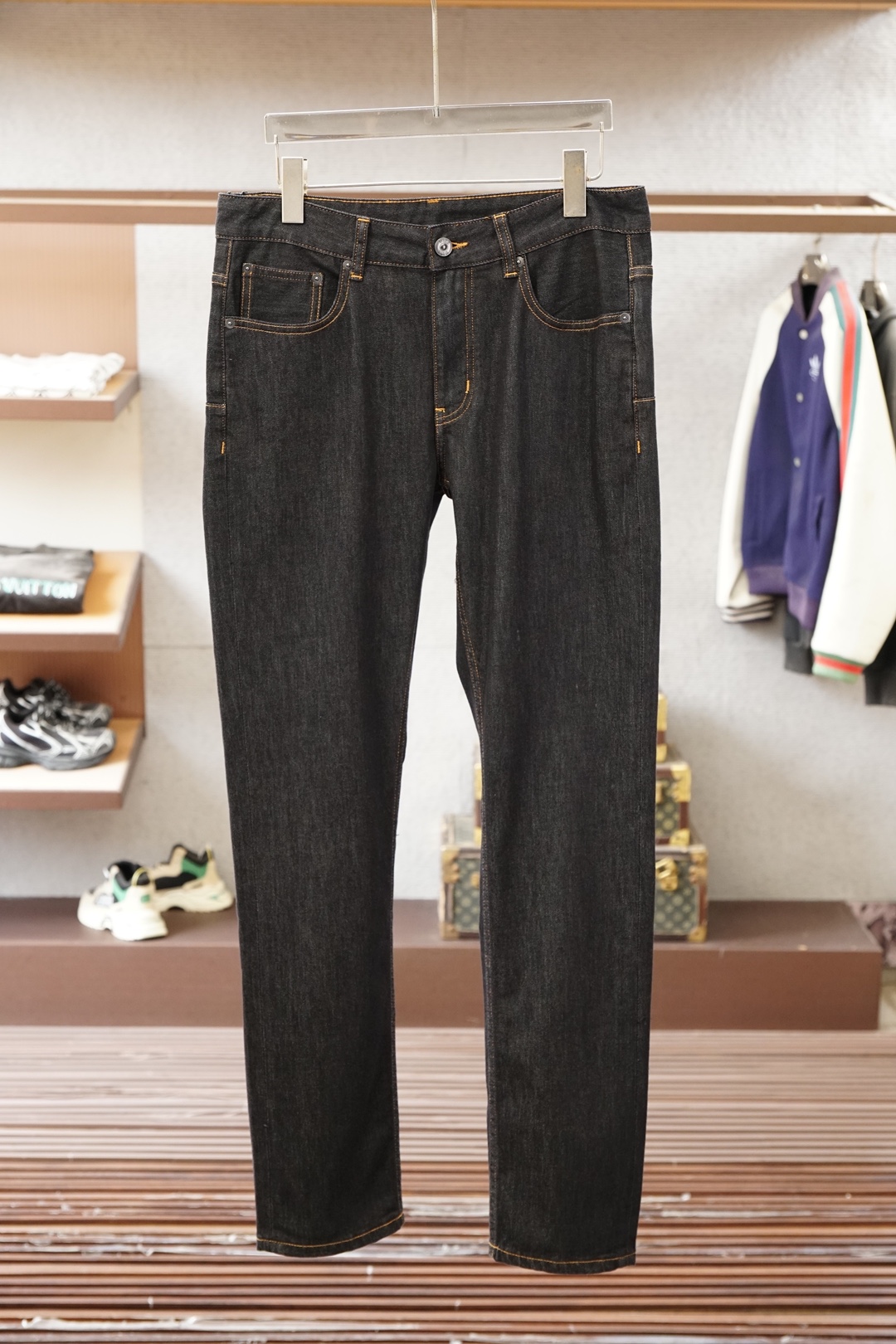 NO:833466,Dior Dior/Mid-waist straight-leg jeans, classic retro V-shaped back pocket design with topstitching, overall cut is loose and neat, with a lazy and casual American retro feel. The pants shape gradually relaxes from the thigh, and is very tolerant to the leg shape, especially suitable for those who want to lengthen the legs.  The lines make it easy to control whether it is daily commuting, casual outings or matching with personalized styles. It is a versatile and durable 'fantastic pants' item in the wardrobe. 30.31.32.33.34.36.38,, dior, dior, jeans,19860909Dior迪奥/中腰直筒牛仔裤,经典复古的V型后袋设计搭配明线缝制,整体剪裁宽松利落,自带慵懒随性的美式复古感.裤型从大腿处开始逐渐放宽,对腿型包容性强,尤其适合想要拉长腿部线条、无论是日常通勤、休闲出游还是搭配个性造型,它都能轻松驾驭,是衣橱里百搭又耐看的“神裤”单品.30.31.32.33.34.36.38,,dior,dior,jeans,,Men's clothing