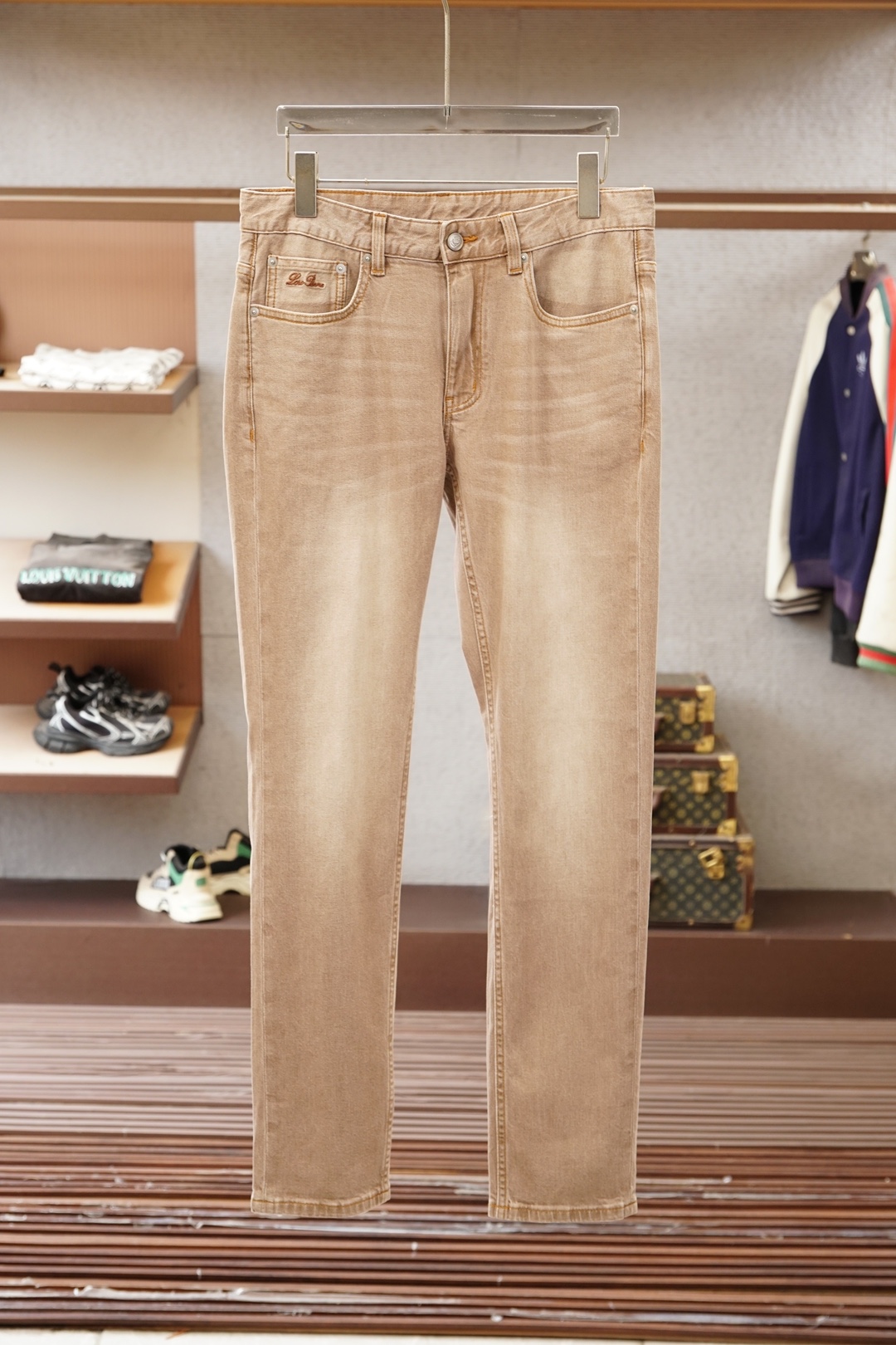 NO:833473,LP 1956, American retro coffee-colored washed jeans for men, Ami khaki small straight denim men's pants. The style of these jeans is simple and versatile, and you can't go wrong with it no matter how you match it. The version is slimming for small feet, and the upper body effect is really good. It fits well but is not tight, and has no sense of restraint at all. It can also make you look taller and slimmer, and you can easily have long legs.  Khaki jeans are a popular color in recent years. They are neither as classic as blue nor as boring as black, but give people a warm and fashionable feeling. Khaki jeans are suitable for matching with light-colored tops to create a warm atmosphere. 29-38,,loro piana,jeans,19860909LP 1956,美式复古咖色水洗牛仔裤男阿美咔叽小直筒牛仔男裤这款牛仔裤它的款式简约又百搭,怎么搭都不会出错.版型是修身小脚的,上身效果真的很可,合身却不紧身,完全没有束缚感,还能显高显瘦,轻松拥有大长腿即视感. 卡其色系卡其色的牛仔裤是近年来比较流行的颜色,它既不像蓝色那么经典,也不像黑色那么沉闷,而是给人一种温暖、时尚的感觉.卡其色的牛仔裤适合与浅色系的上衣搭配,营造出一种温馨的氛围.29-38,,loro piana,jeans,,Men's clothing