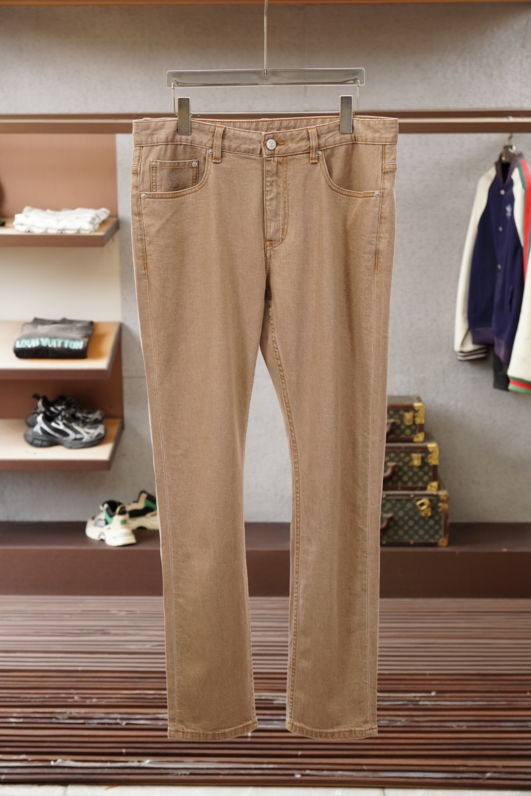 NO:833478,26 Spring and Summer BC American Retro Brown Washed Jeans Men's Ami Khaki Small Straight Denim Men's Pants. This style of jeans is simple and versatile, and you can't go wrong with it no matter how you match it. The version is slimming for small feet, and the upper body effect is really good. It fits well but is not tight, and has no sense of restraint at all. It can also make you look taller and slimmer, and you can easily have long legs.  Khaki jeans are a popular color in recent years. They are neither as classic as blue nor as dull as black, but give people a warm and fashionable feeling. Khaki jeans are suitable for matching with light-colored tops to create a warm atmosphere. 29-38,,jeans,1986090926春夏BC美式复古咖色水洗牛仔裤男阿美咔叽小直筒牛仔男裤这款牛仔裤它的款式简约又百搭,怎么搭都不会出错.版型是修身小脚的,上身效果真的很可,合身却不紧身,完全没有束缚感,还能显高显瘦,轻松拥有大长腿即视感. 卡其色系卡其色的牛仔裤是近年来比较流行的颜色,它既不像蓝色那么经典,也不像黑色那么沉闷,而是给人一种温暖、时尚的感觉.卡其色的牛仔裤适合与浅色系的上衣搭配,营造出一种温馨的氛围.29-38,,jeans,,Men's clothing