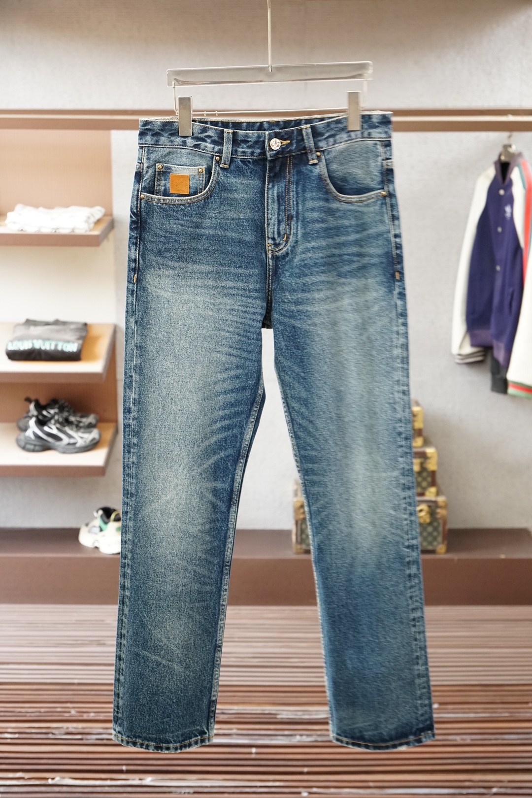 NO:833483,Lv American retro style jeans, the plum blossom logo embroidery on the back pocket is very recognizable!  Washed and distressed, with blue-gray tones + whitening effect, full of retro feel. Slim-fitting small straight version, flattering leg shape, super versatile for daily casual wear, it looks great with any T-shirt or shirt, and you can easily get the street trend style!  29-38,,louis vuitton,jeans,shirts,tees,t-shirt,19860909Lv美式复古风牛仔裤,后袋梅花标刺绣超有辨识度！水洗做旧工艺,蓝灰色调+磨白效果,复古感满满.修身小直筒版型,修饰腿型,日常休闲穿搭超百搭,随便配T恤或衬衫都很出彩,轻松get街头潮流范儿！29-38,,louis vuitton,jeans,shirts,tees，t-shirt,,Men's clothing