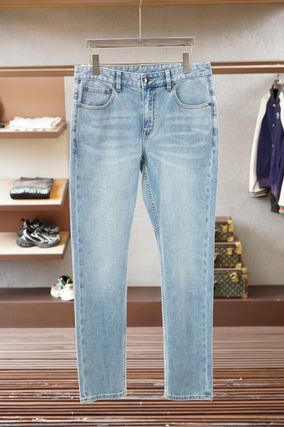 NO:833488,Hermes, Hermes - washed men's jeans!  If you are a cowboy who has requirements for quality control details, I strongly recommend you to buy this model. The latest model in 26 years. This pair of jeans is made of denim cotton. The fabric has a solid and skeletal feel. It has a five-pocket straight-leg shape. The washed blue sober and elegant color goes well with T-shirts. There is nothing to say about the shape of the pants, which is great~ A simple and pure basic model with invisible zipper opening and closing. The pockets are decorated with DG iron plates and orange leather tags on the waist. Neatly cut, the straight-leg pants look handsome and elegant!  Size:29-38,,hermes,hermes,jeans,tees,t-shirt,19860909爱马仕,Hermes-水洗男士牛仔裤！牛货对品控细节有要求的,强烈推荐入手此款 26年最新款, 这款牛仔裤采用牛仔棉制作 面料手感扎实有骨感,五口袋的直筒裤型,水洗蓝素雅色调很好搭配T恤单品 裤形没有什么好说的,超级赞~ 简单纯粹的基础款,隐形拉链开合,口袋饰有DG铁牌跟腰头橙色皮牌搭配 利落裁剪,直筒裤型穿出帅气优雅！ 尺码:29-38,,hermes,hermes,jeans,tees，t-shirt,,Men's clothing