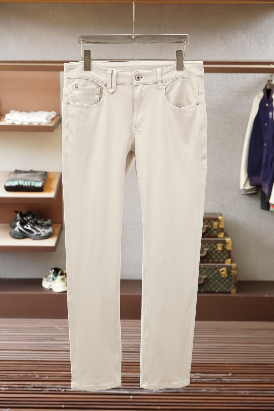 NO:833495,Men's washed four-way stretch super comfortable knitted jeans, 2026 early spring series, the thickness is just right to perfectly connect the changes of spring and summer. Light-colored khaki cotton texture, ubiquitous three-dimensional tailoring details, back pocket leather patch and waistband khaki card. Khaki size 29-38,,jeans,19860909男士水洗四面弹超舒适针织牛仔裤,26年早春系列,厚薄程度正好完美衔接春夏两季的更替,浅色系的卡其棉质地,无处不在的立体剪裁细节,后兜皮牌搭配腰头卡其纸牌 卡其 尺码29-38,,jeans,,Men's clothing