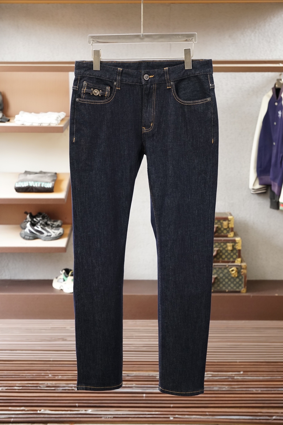 NO:833502,Versace, Versace-26-year-old original body color small straight jeans!  Neat tailoring, classic and timeless, versatile and stylish, online texture, giving a sense of luxury. Small straight denim, crisp and stylish, a versatile item for daily commuting. 29-38,,versace,versace,jeans,19860909范思哲,Versace-26年人头原身色小直筒牛仔裤！利落剪裁,经典永不过时,百搭有型,质感在线,穿出高级感.小直筒牛仔,挺括有型,日常通勤百搭单品.29-38,,versace,versace,jeans,,Men's clothing