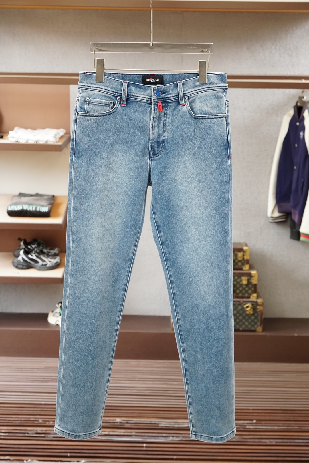 NO:833510,Kiton's new blue jeans!  Four-season fabrics will form unique fading marks with wear and washing, and the visual impact is better than light jeans. Wear your own unique style. If you like wearing jeans, don’t miss this one!  30-38 no 35,,jeans,19860909Kiton新款蓝色牛仔裤！四季面料随穿着和洗涤会形成独特的色落痕迹且视觉冲击力也胜过轻薄类的牛仔裤,穿出自己独特的风格,喜欢穿牛仔裤不要错过这款哦！30-38无35,,jeans,,Men's clothing