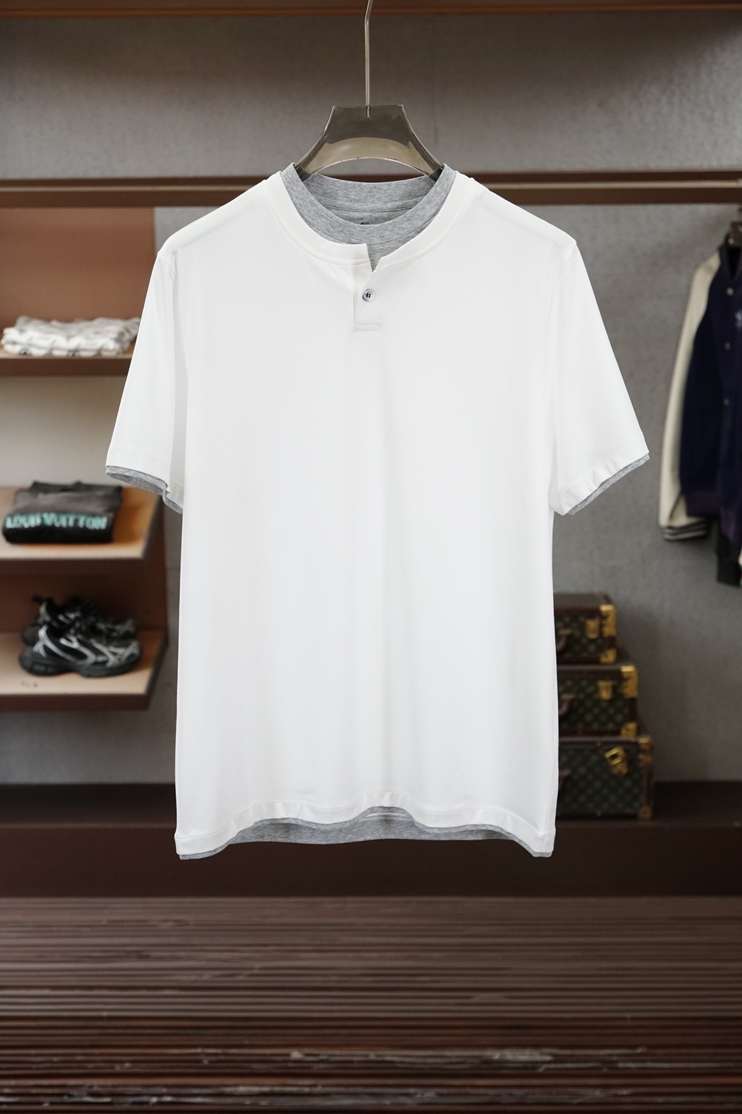 NO:914768,BC-Brunello Cucinelli BC fake two-piece round neck short-sleeved T-shirt 2026SS early spring new short-sleeved. Men's daily outing with closed eyes and high-end custom fabric short-sleeved. The charm lies in creating a simple and luxurious fashion. You can match it casually to feel the unique British style.  The loose fit shows a casual and casual style. Sizes M-XXXL M, bust 108, shoulder width 47, length 71, size L, bust 112, shoulder width 48, length 7219860909BC-Brunello Cucinelli BC 假两件圆领短袖T恤 2026SS早春新款短袖 男士日常出门闭眼搭高级定制面料短袖 魅力在于创造了简约奢华感的时尚,随意搭配感受英式风格独特气质．宽松的版型展现出休闲随意的风格.尺码M-XXXL  M码 胸围108肩宽47 衣长71 L码 胸围112肩宽48衣长72  XL码 胸围116肩宽49衣长73 XXL码 胸围120肩宽50衣长74,,brunello cucinelli,T-shirt,tees，t-shirt,,Men's clothing