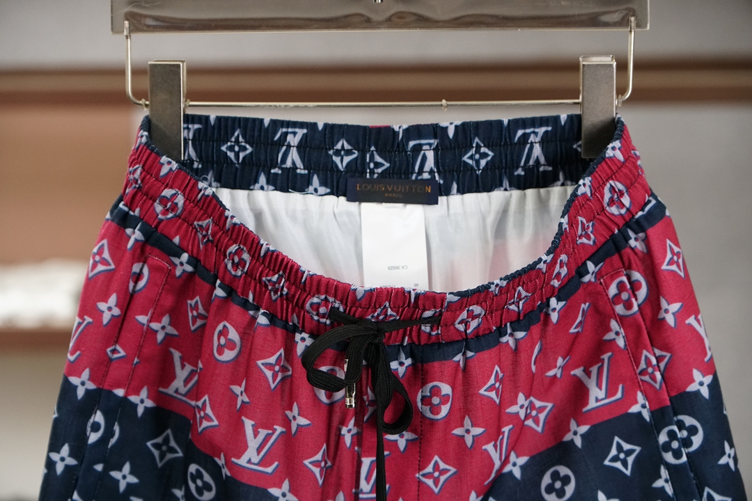 ，Lv-🔥时尚薄款休闲外套短裤套装 采用客供高密度精纯棉材质面料，软糯亲肤，抗皱立挺有型，品牌字母log