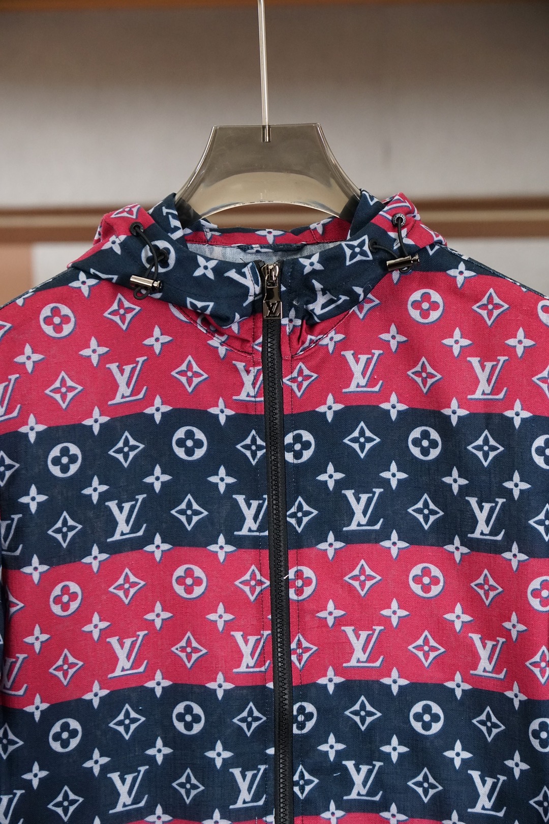 ，Lv-🔥时尚薄款休闲外套短裤套装 采用客供高密度精纯棉材质面料，软糯亲肤，抗皱立挺有型，品牌字母log
