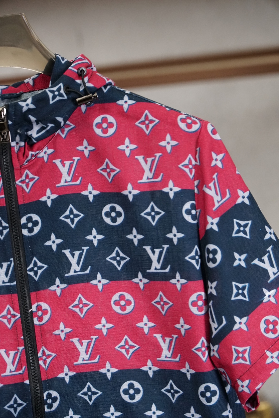 ，Lv-🔥时尚薄款休闲外套短裤套装 采用客供高密度精纯棉材质面料，软糯亲肤，抗皱立挺有型，品牌字母log