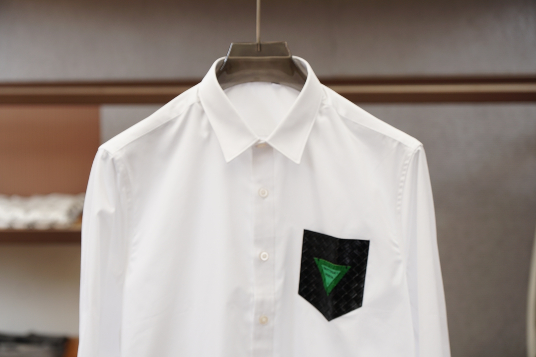 BV衬潮男新品 新款BV绿皮标皮口袋衬衫！家族经典三角标衬衣 男款进口棉简约百搭款！时尚界的说法“当你不