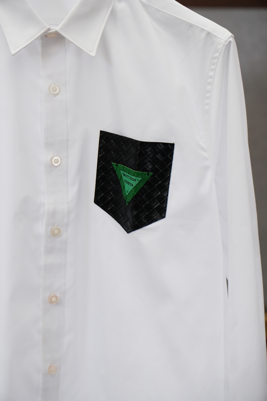 BV衬潮男新品 新款BV绿皮标皮口袋衬衫！家族经典三角标衬衣 男款进口棉简约百搭款！时尚界的说法“当你不
