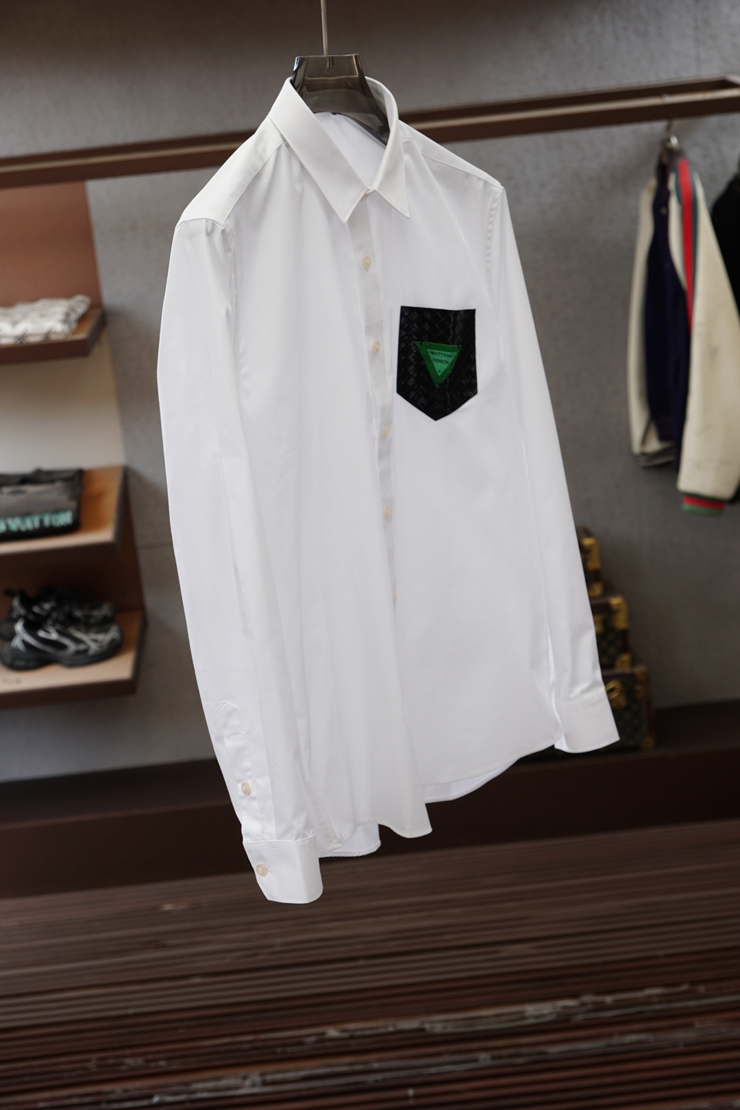 BV衬潮男新品 新款BV绿皮标皮口袋衬衫！家族经典三角标衬衣 男款进口棉简约百搭款！时尚界的说法“当你不
