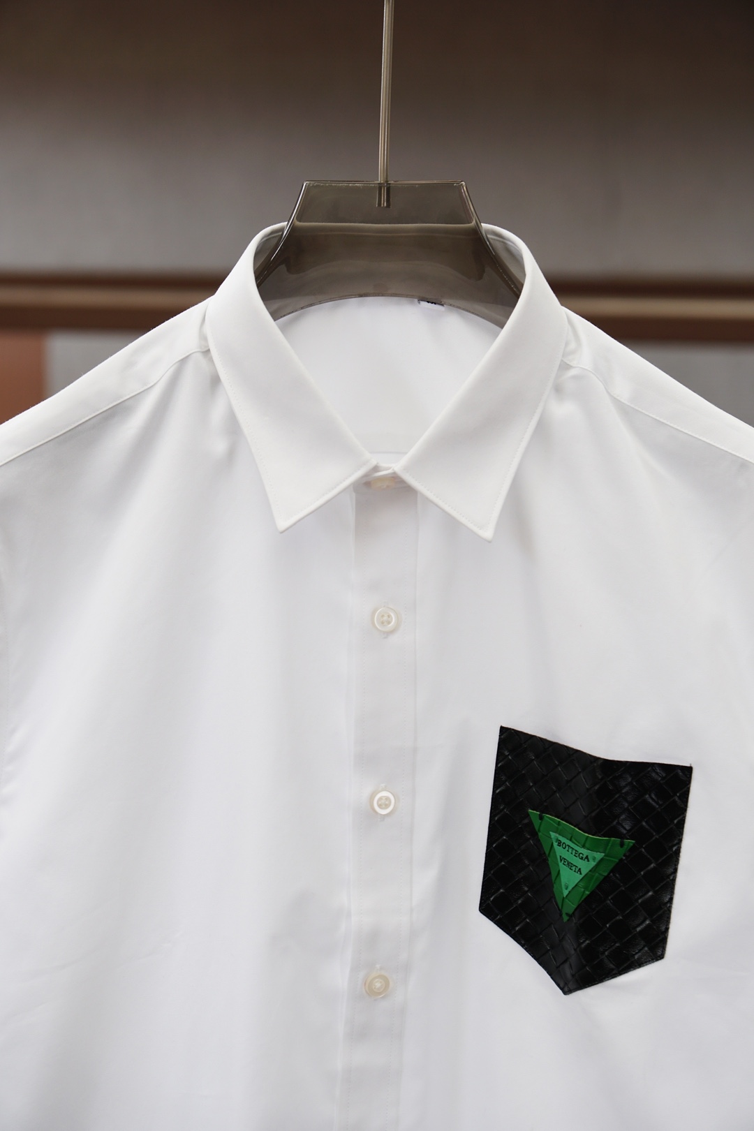 BV衬潮男新品 新款BV绿皮标皮口袋衬衫！家族经典三角标衬衣 男款进口棉简约百搭款！时尚界的说法“当你不