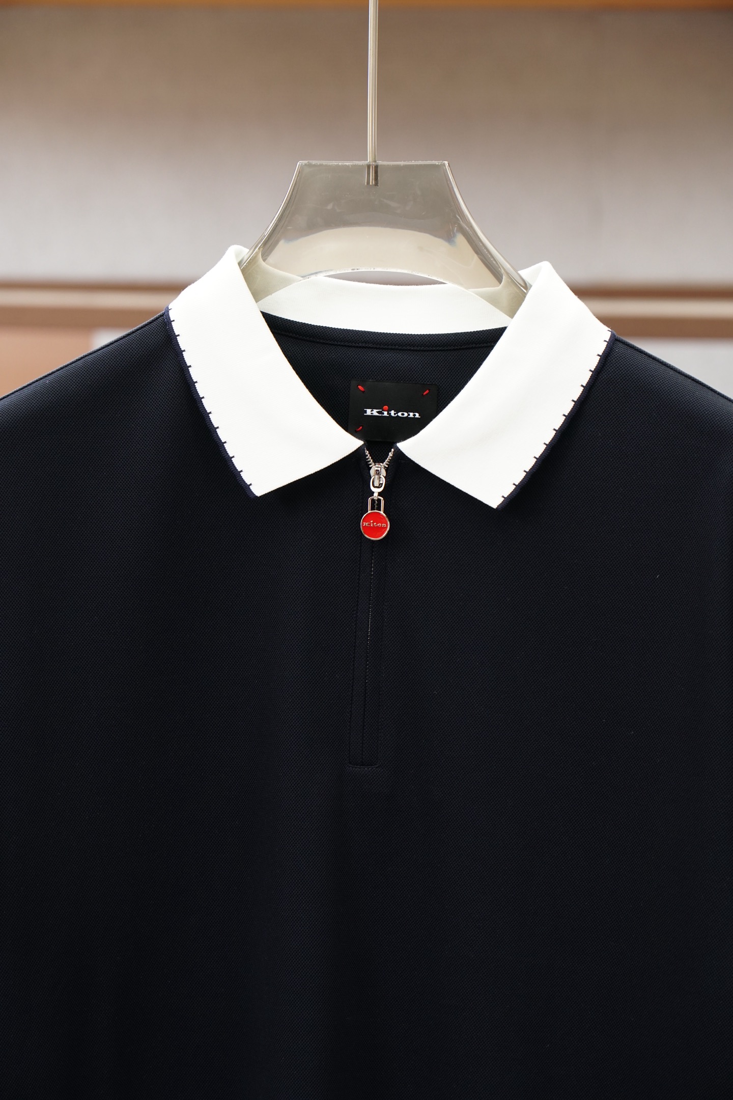 奇顿/kiton 2026ss春夏新款男士半拉链套头短袖针织衫POLO，经过特殊浇洗工艺处理，手感柔软且