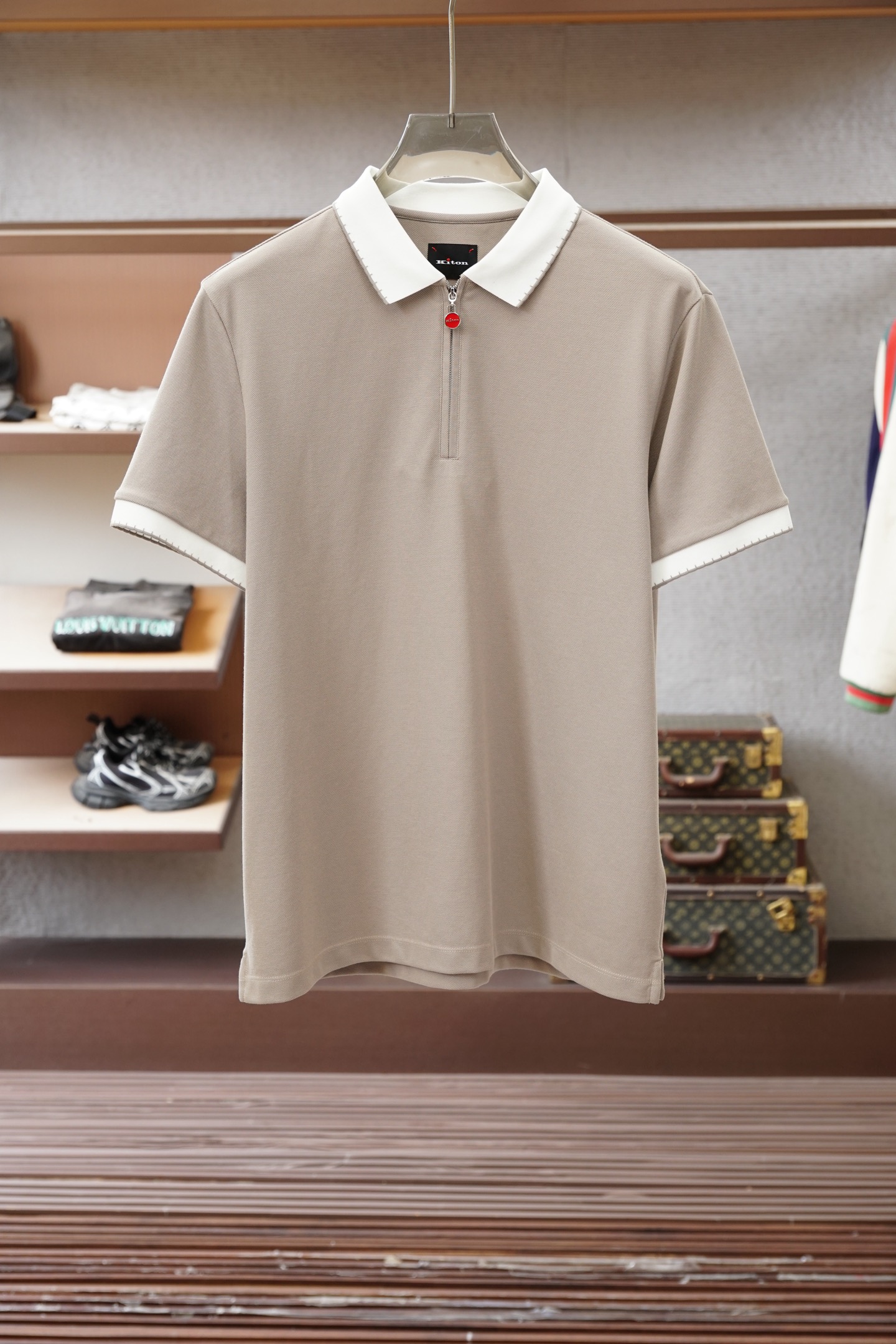 奇顿/kiton 2026ss春夏新款男士半拉链套头短袖针织衫POLO，经过特殊浇洗工艺处理，手感柔软且