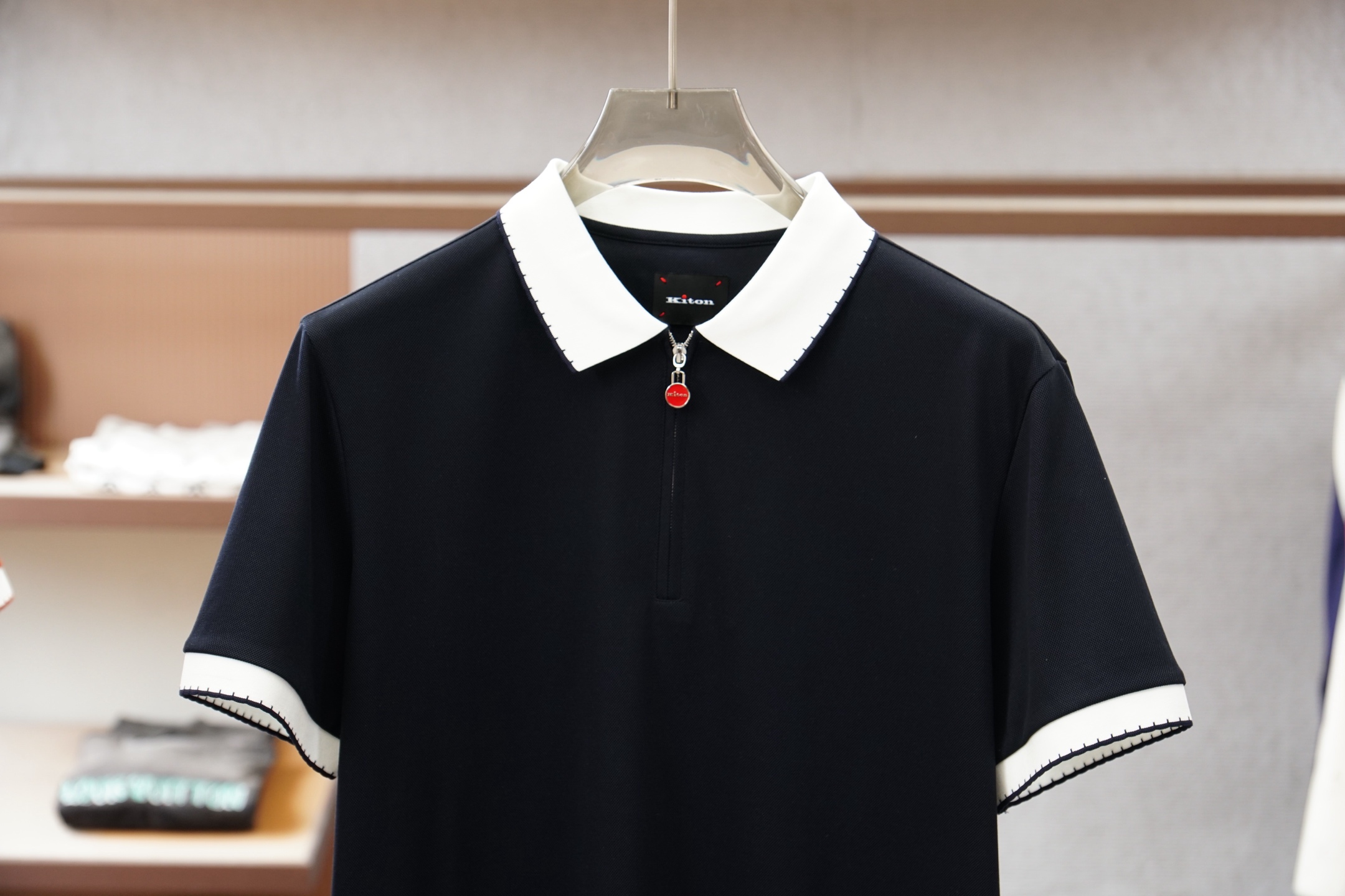 奇顿/kiton 2026ss春夏新款男士半拉链套头短袖针织衫POLO，经过特殊浇洗工艺处理，手感柔软且