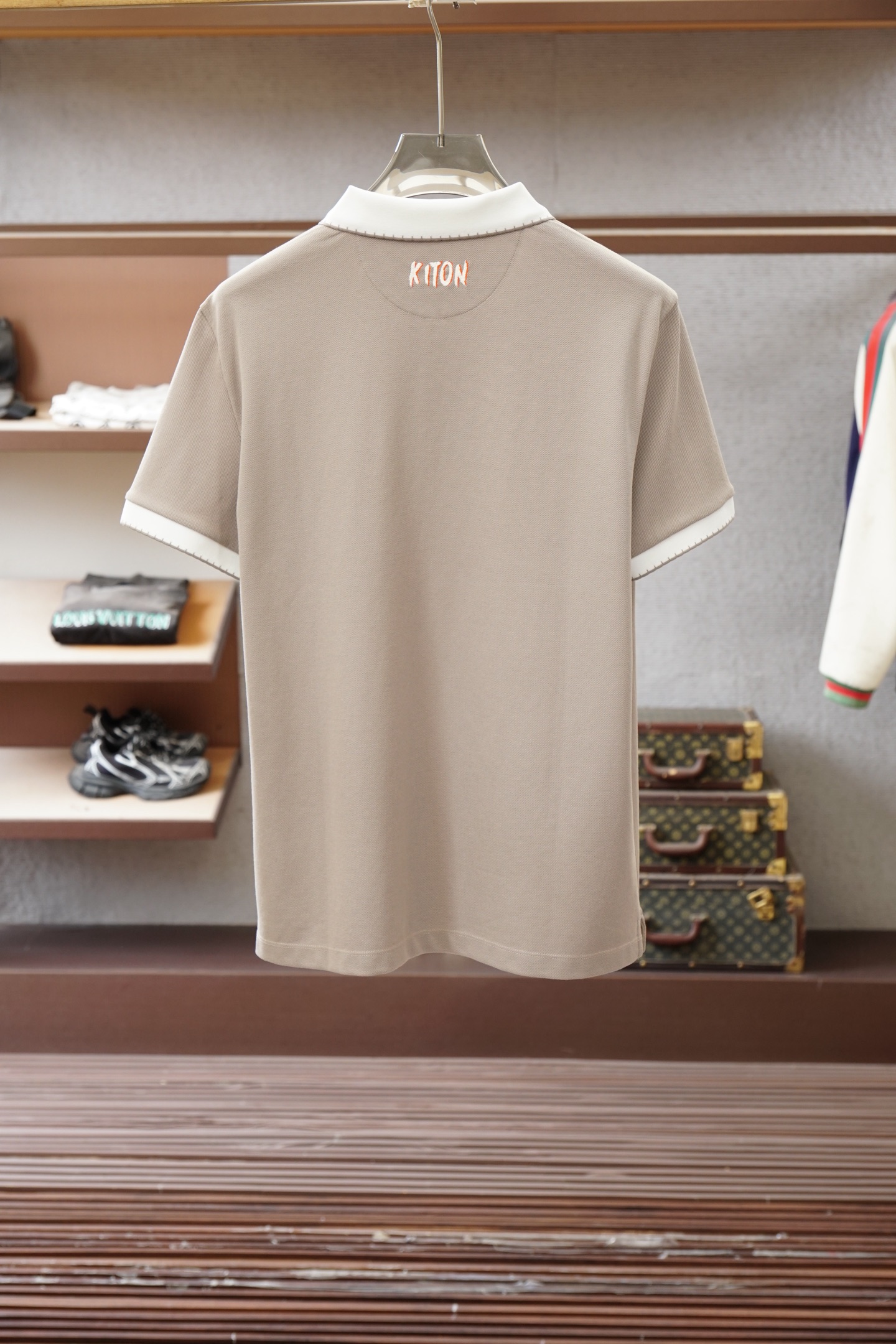 奇顿/kiton 2026ss春夏新款男士半拉链套头短袖针织衫POLO，经过特殊浇洗工艺处理，手感柔软且