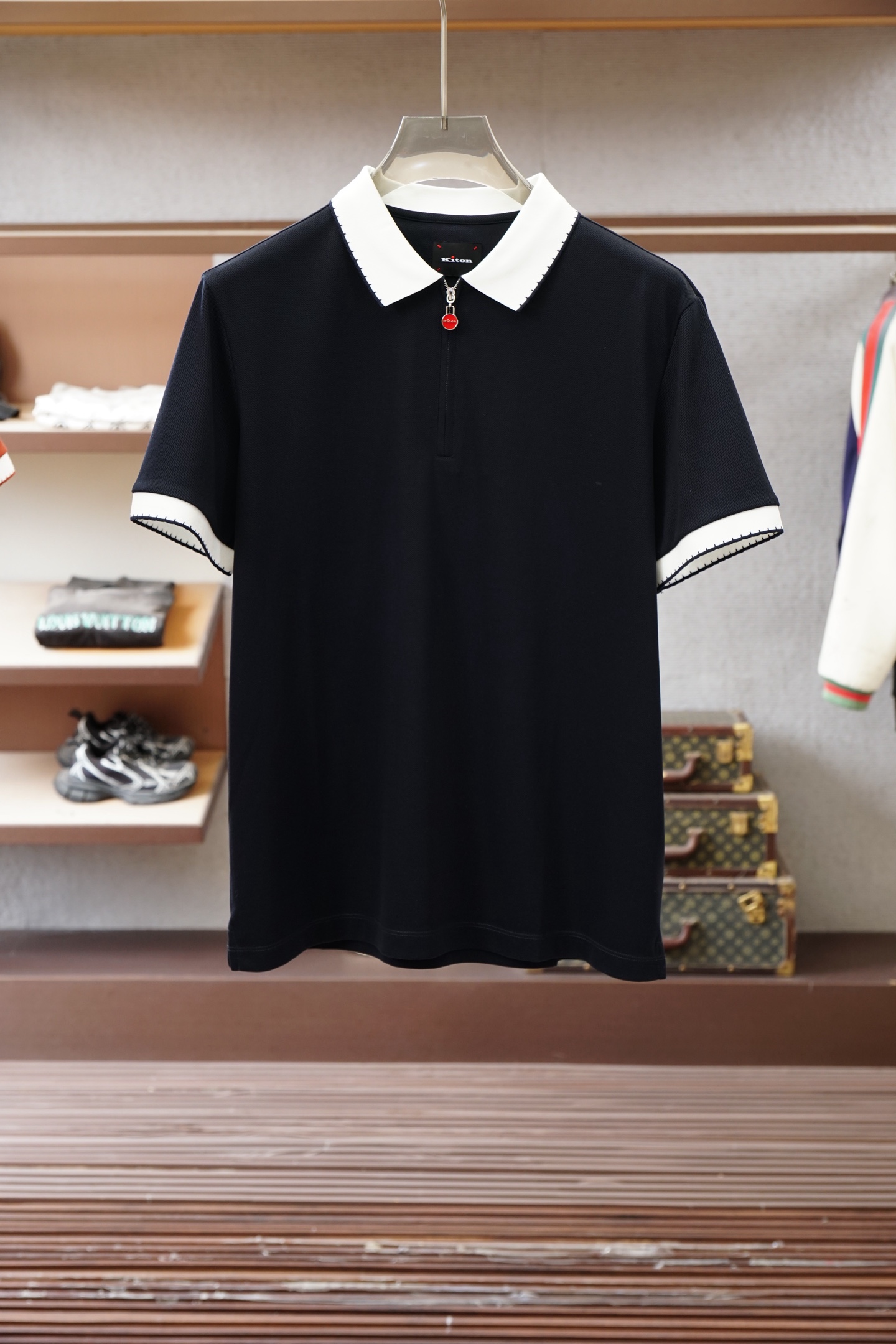 奇顿/kiton 2026ss春夏新款男士半拉链套头短袖针织衫POLO，经过特殊浇洗工艺处理，手感柔软且