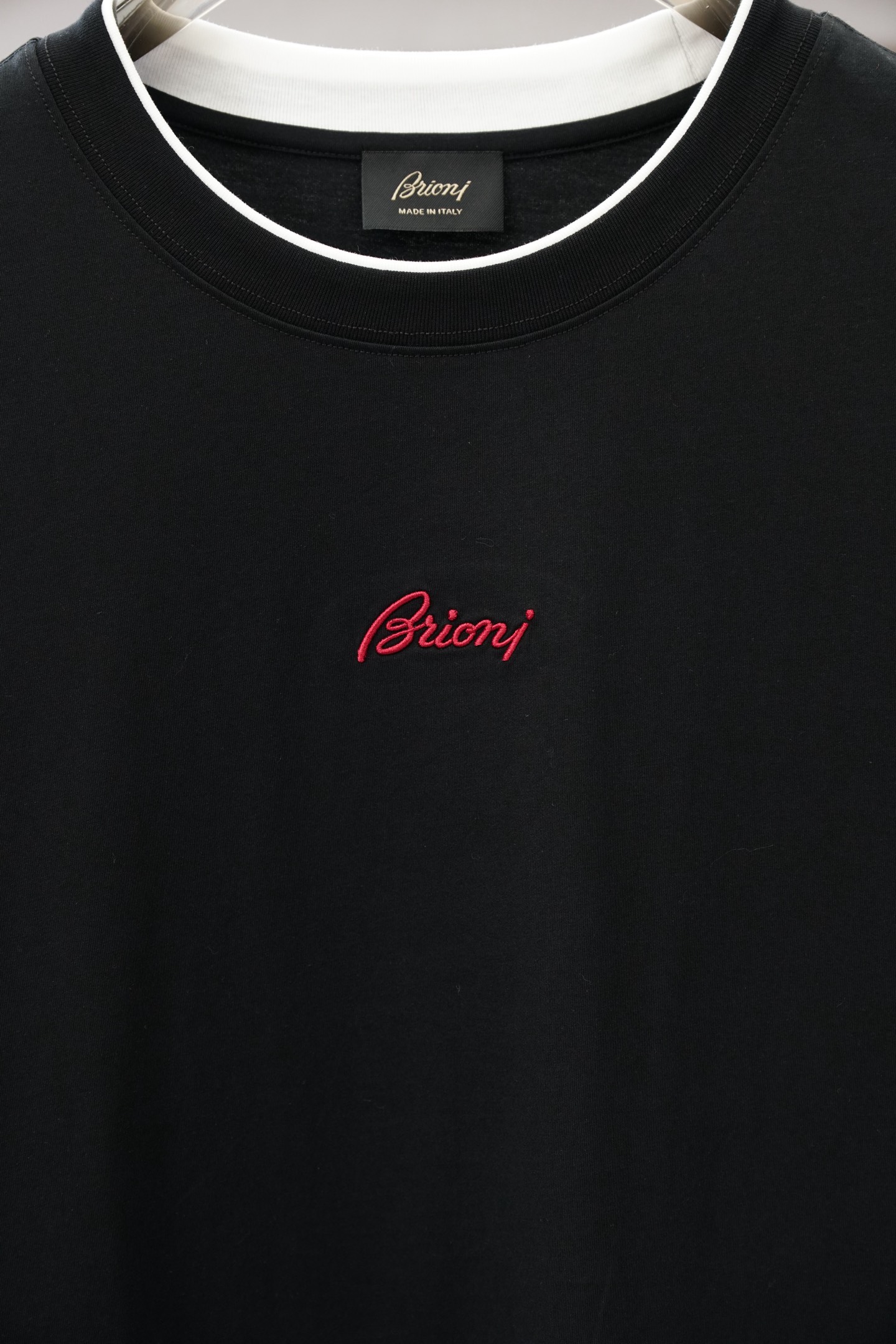Brioni 布莱奥尼 天丝棉短袖t恤，高端奢华且白金级的一款经典基础款t恤衫。通体的设计完美融合意式美