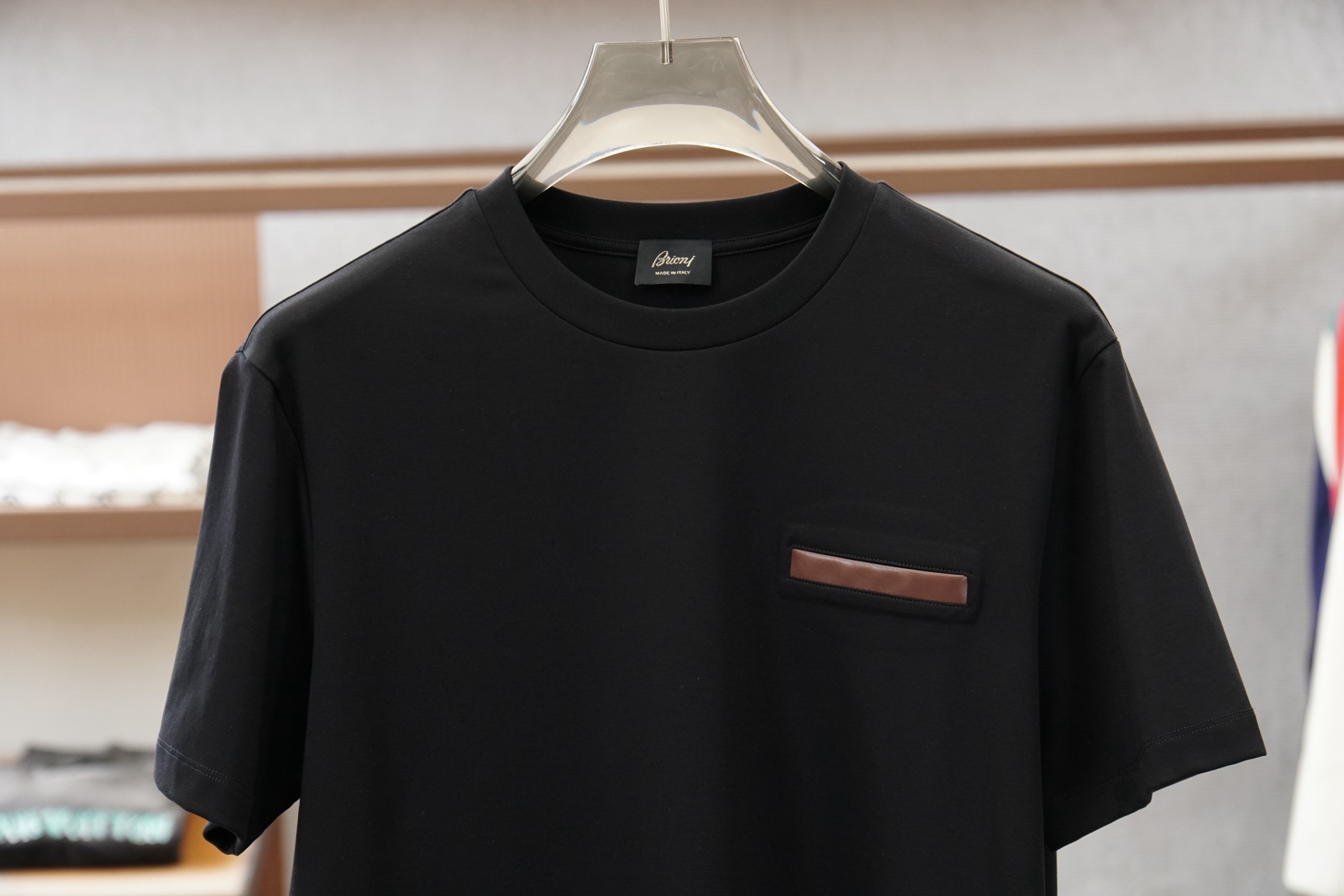 Brioni 2026SS新款拼皮口袋圆领短袖T恤，采用客供进口定制面料，面料表面非常有质感显而易见，上