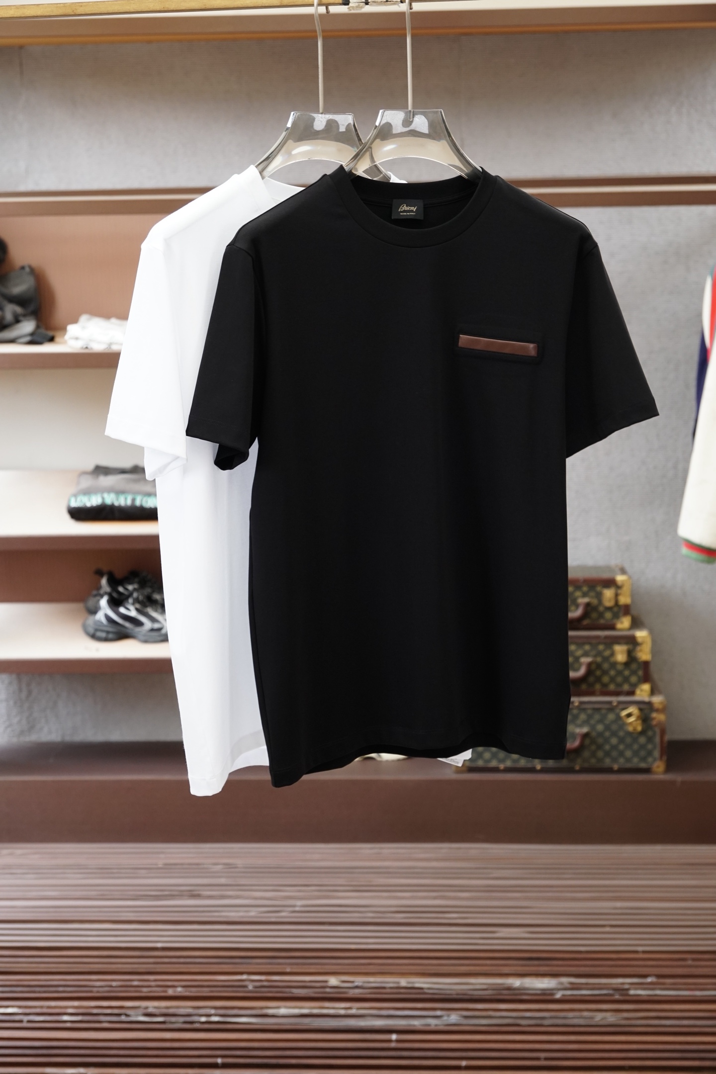 Brioni 2026SS新款拼皮口袋圆领短袖T恤，采用客供进口定制面料，面料表面非常有质感显而易见，上